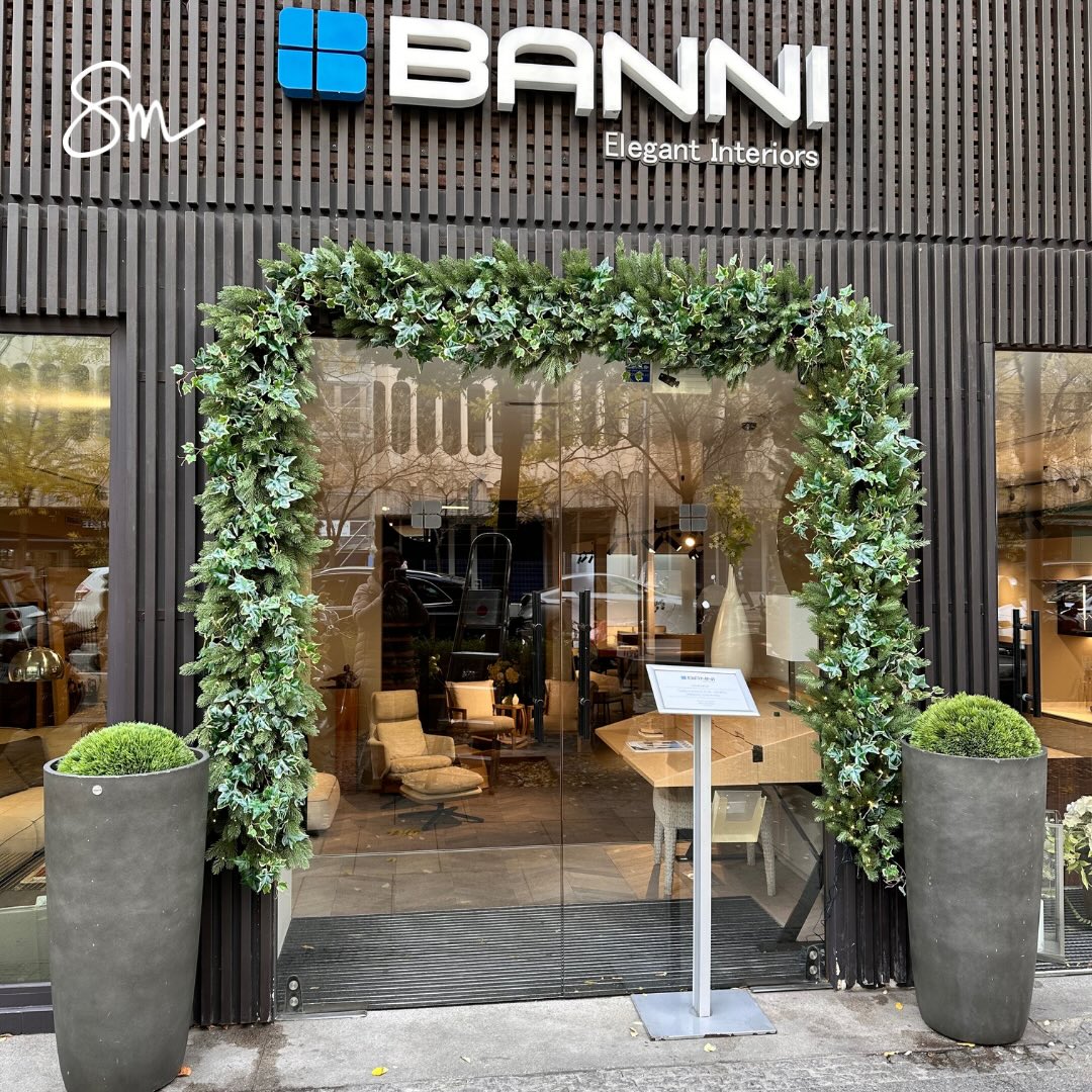 Cómo me gusta la Navidad!!
Hoy os traigo la decoración navideña que instalamos la semana pasada en una preciosa tienda de interiores en pleno barrio de Salamanca en Madrid.
Guirnaldas de abeto con luces incorporadas entremezcladas con guirnaldas de hiedra. Como siempre nada es natural aunque todo lo parece y ademas todas las calidades utilizadas son aptas para exterior y duran años y años.
Mil gracias @banni_elegant_interiors por contar con Los Detalles!
#losdetallesdesonia #decoracionnavideña #guirnaldasabetoartificial guirnaldashiedraartificial cuandoloartificialreaultanatural