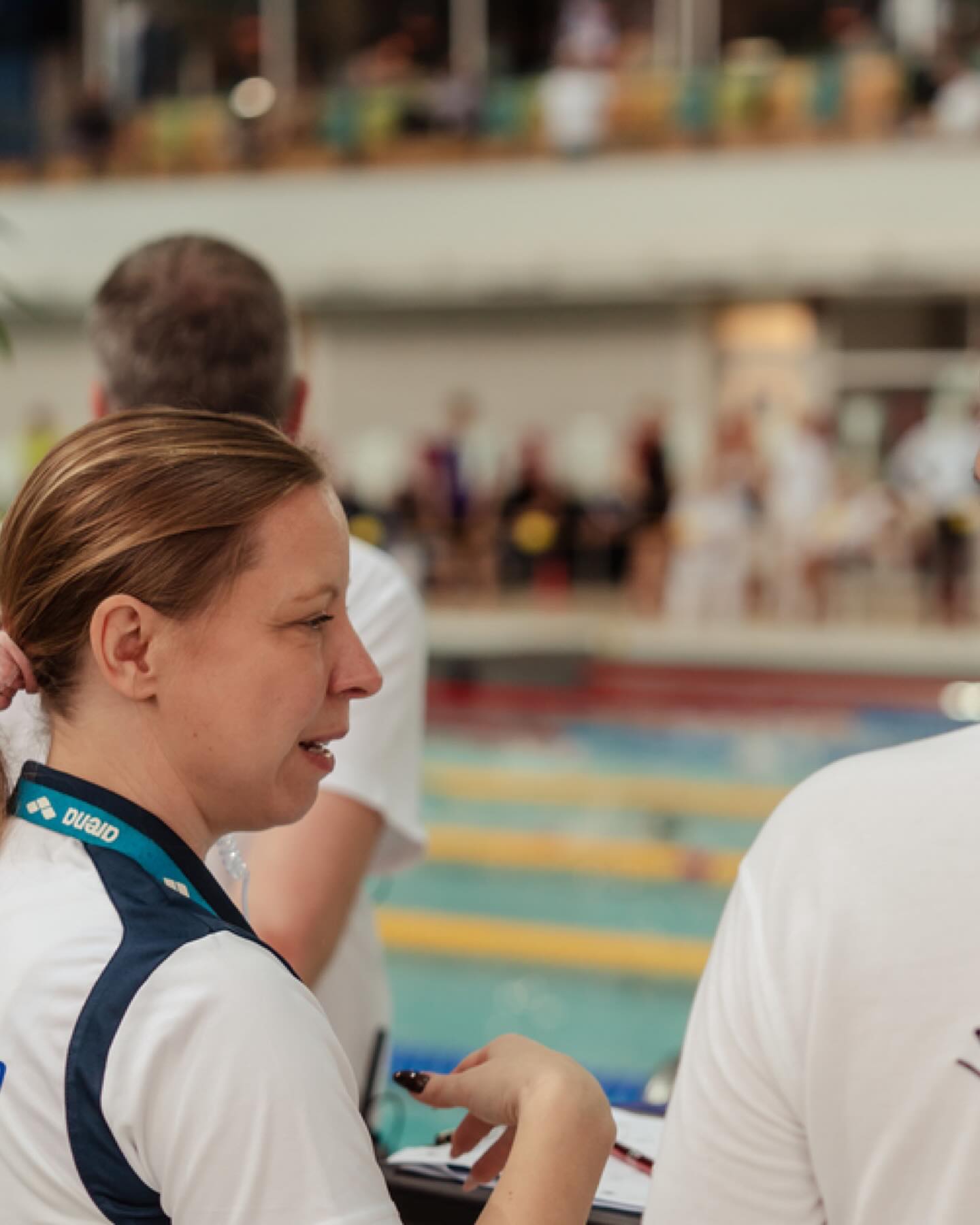 Tag des Ehrenamts | Danke an euch alle! 🩵
Der 5. Dezember steht ganz im Zeichen des Ehrenamts – eine wunderbare Gelegenheit, um all denen Danke zu sagen, die ihre Zeit, Energie und Leidenschaft in den Sport und den Verband investieren.
Ob als Trainer:innen, Kampfrichter:innen, Helfer:innen, im Wettkampfteam, in der Verbandsarbeit oder als helfende Hand am Beckenrand: Ihr schafft die Grundlage im LSN. Ohne euch gäbe es keine Wettkämpfe, keine Ausbildung, keine Projekte…
Wir danken euch für eure unermüdliche Arbeit und schätzen euren Einsatz hinter den Kulissen sehr – heute und an jedem anderen Tag des Jahres!
ℹ️ Und falls auch ihr Lust habt, euch ehrenamtlich einzubringen: Im Rahmen der LSN-Neustrukturierung haben wir neue Projektteams gegründet. Wir würden uns freuen, wenn ihr mitwirken möchtet! Mehr Infos gibt es auf unserer Homepage oder im Storylink.
📸 In diesem Sinne auch ein riesen Dankeschön an @patrickwallbaum_fotografie , der am Beckenrand immer zur Stelle ist und die schönsten Momente für unsere Sportler:innen festhält.
#lsn #landesschwimmverbandniedersachsen #niedersachen #ehrenamt