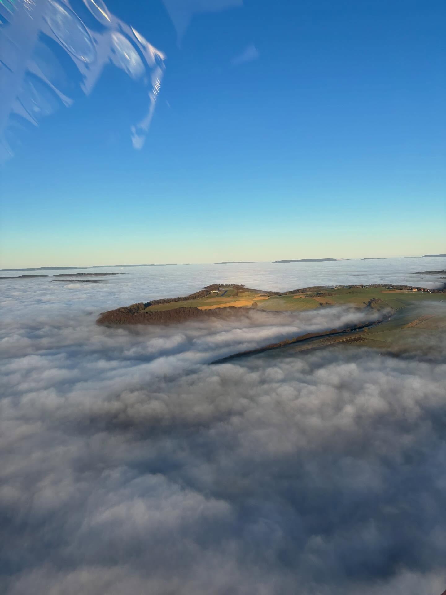 Während sich in den Tälern heute der nasskalte Nebel hartnäckig hielt, konnten wir über den Wolken strahlenden Sonnenschein genießen. Nicht umsonst wird unser Flugplatz häufig auch als „Flugzeugträger“ bezeichnet – bei dieser typisch winterlichen Inversionswetterlage wird schnell klar, warum.😶🌫️
Gerade in diesen Tagen lohnt sich ein Besuch bei uns auf der Hochebene ganz besonders!☀️ Tipp: Auf unserer Webcam könnt ihr jederzeit sehen, wie das Wetter aktuell am Flugplatz ist: https://www.terra-hd.de/mik3/
#weserbergland #badpyrmont #luegde #flugplatz