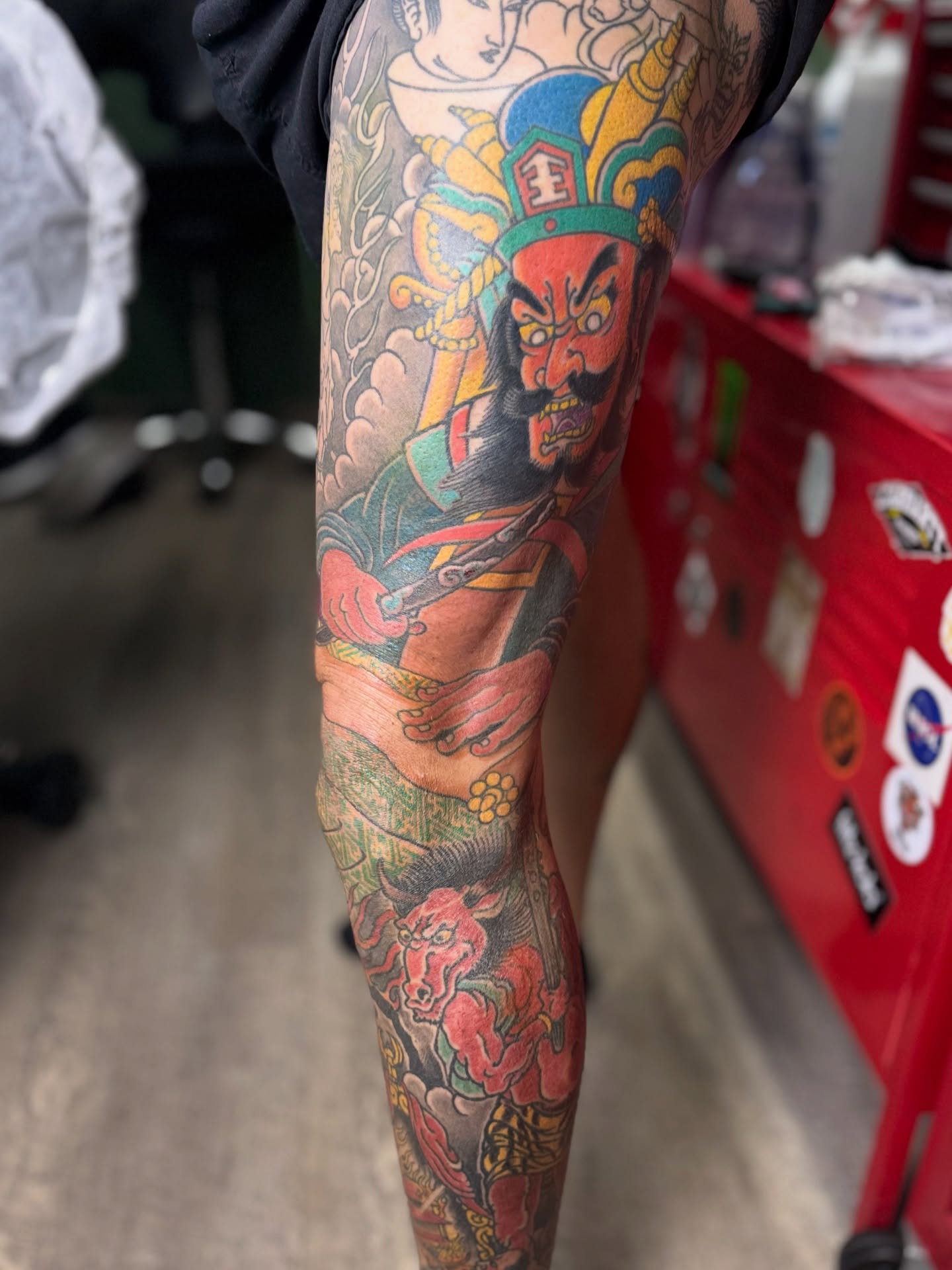 Emma y el inframundo, poco a poco va cogiendo su forma completa esta pierna que se une con el costado de @ignacioesmuynervioso ya queda menos para completarla.
#madridtattoo #japanesetattoo #emmadaio