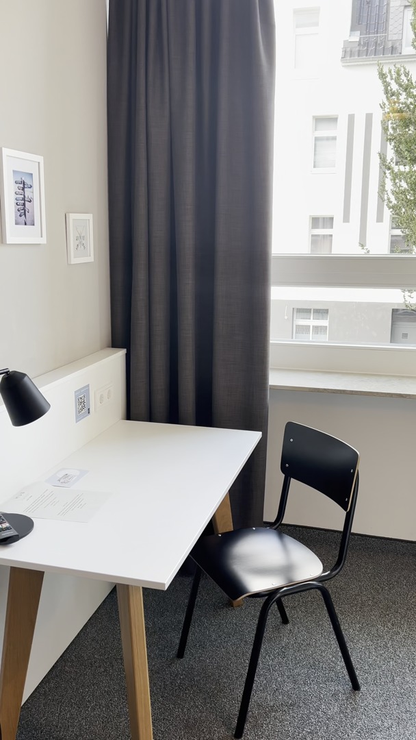Raus aus dem Trubel. Rein in deinen Rhythmus.
Im HUB Harburg wohnst du ruhig, modern und flexibel.
Dein eigenes Apartment mit Kitchenette, Platz für Homeoffice und genug Raum zum Durchatmen.
Alles da, was du brauchst.
Und damit es noch besser wird, bekommst du aktuell 26% Rabatt mit unserem WinterSale. Einfach die Rate FRESH auswählen und direkt über uns buchen. ?
HAMBURG
HOTEL
SALE