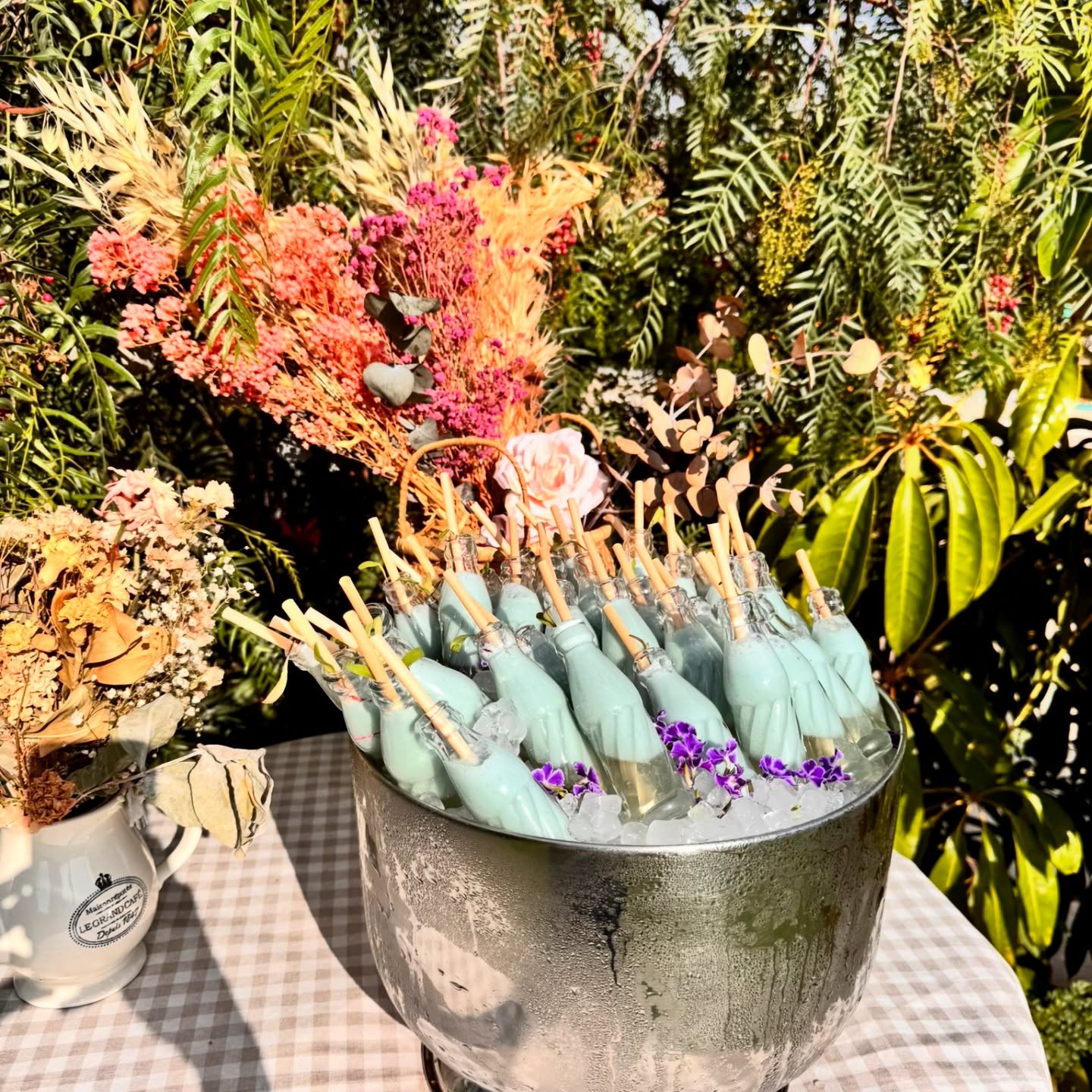 A G R A D E C E R ❤️
A cada persona que nos sigue y apoya el camino, gracias por elegirnos, por sentaros a nuestra mesa y confiar en una cocina sana, real y consciente, hecha con producto de calidad, respeto y mucho cariño.
Gracias por disfrutar de los sabores que cuidamos, del ambiente que invita a parar, de la música que acompaña y de una forma de alimentarnos que busca bienestar y equilibrio.
Y gracias, infinitas gracias, a mi maravilloso equipo.
Por poner el alma en cada plato, por creer en esta misión de cuidar a través de la cocina y por hacerlo posible cada día.
Este proyecto no sería lo que es sin vosotros ❤️