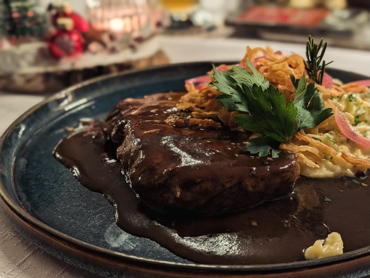Tradition zum Genießen 😌
Zwiebelrostbraten mit hausgemachten Käsespätzle