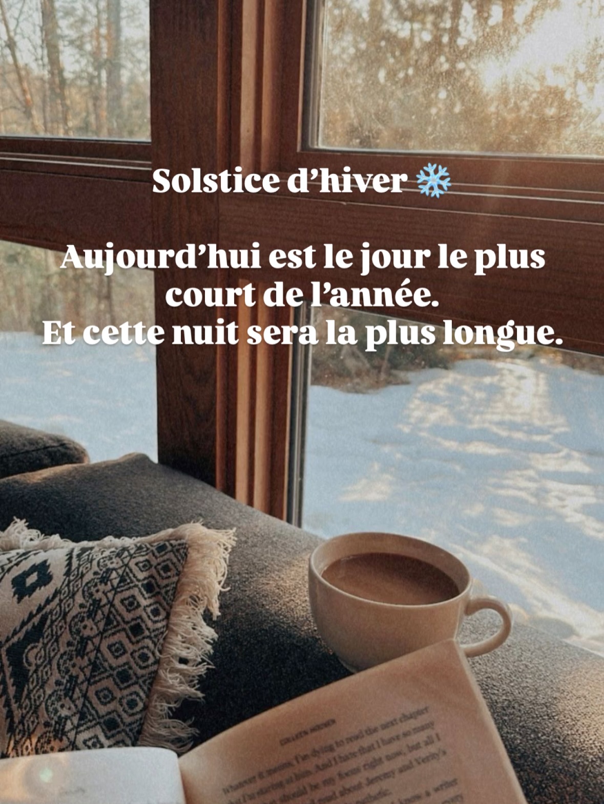 En hiver, le corps ne fonctionne pas comme en été.
Il ajuste ses rythmes, son énergie, sa façon de récupérer.
Pour l’accompagner concrètement, en naturopathie, on revient souvent à des bases simples :
– manger majoritairement chaud et cuit, pour soutenir la digestion et l’énergie
(soupes, légumes racines, plats mijotés, épices douces)
– s’exposer à la lumière naturelle le matin, même peu de temps, pour aider les rythmes biologiques à se synchroniser
– marcher régulièrement en pleine nature, forêt ou parc,
sans chercher à se forcer mais juste pour s’oxygéner et apaiser le système nerveux. Ton corps adorera les bains de forêts !
– poser sur le papier ce qui tourne dans la tête
(écriture, journal, quelques lignes le soir),
pour alléger la charge mentale
– vraiment respecter davantage les temps de repos,
surtout quand la fatigue se fait sentir.
Juste des leviers simples à ajuster selon ton corps et la saison ❄️?
| hiver, naturopathie, médecine douce, médecine naturelle, alimentation, solstice, lumière |