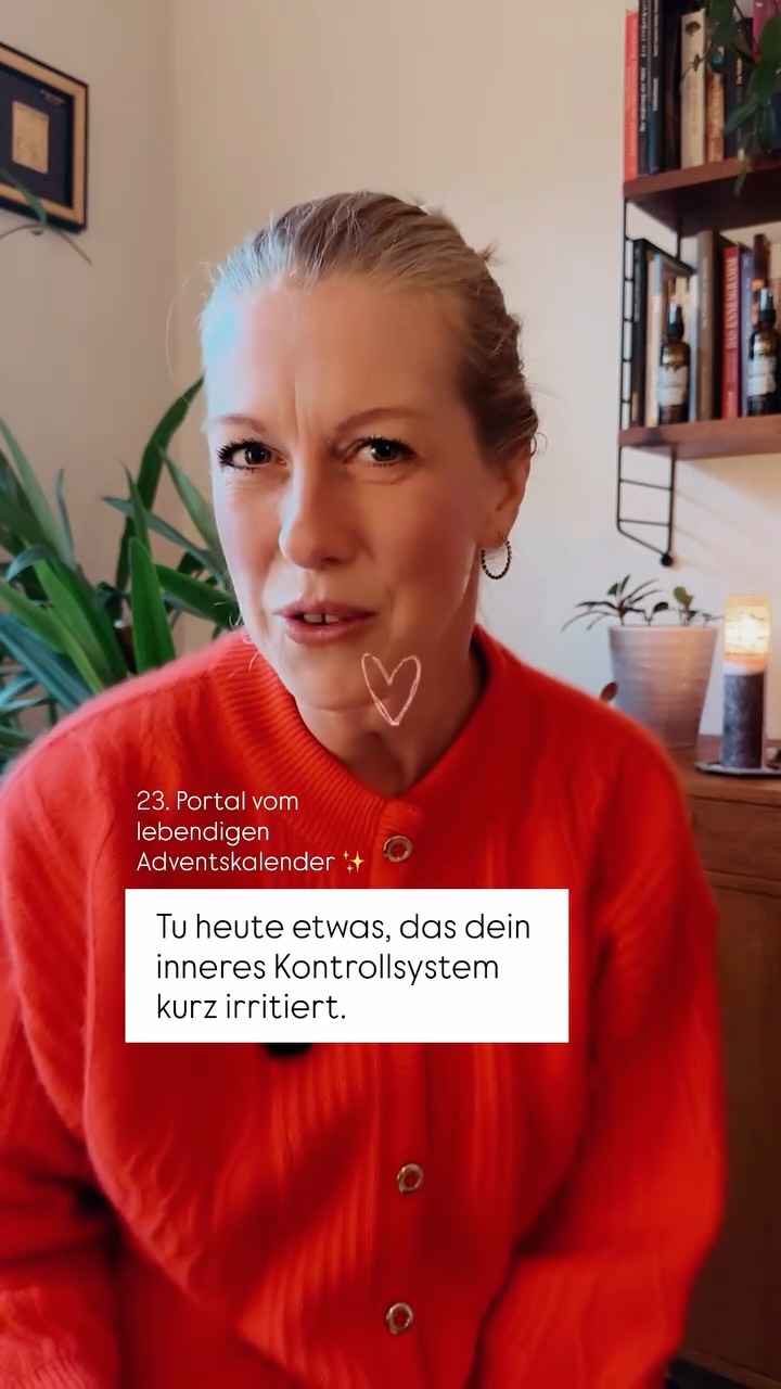 ?Tu draußen (oder auch drinnen) etwas leicht Ungewöhnliches –�so, als wäre es das Normalste von der Welt.
Warum?
? Weil dein Nervensystem merkt: Ich bin frei.
? Weil dein Gehirn kurz stolpert – und genau dort beginnt Präsenz.
? Weil Lebendigkeit entsteht, wenn du nicht funktionierst, sondern spielst.
Du kannst dir eins auswählen oder selbst kreativ werden:
* ? Mit einem imaginären Schal sprechen, während du gehst („Ach, heute ist es aber frisch, hm?“)
* ? Ohne Kopfhörer tanzen, ganz leicht, nur für dich – ein paar Schritte
* ? Mit dir selbst telefonieren und nicken, als wäre es ein wichtiges Gespräch
* ? An Blumen riechen, mitten auf dem Gehweg – bewusst langsam
* ? Vögel nachahmen (leise reicht ?)
* ?♀️ Plötzlich stehen bleiben, tief einatmen, lächeln – dann weitergehen
* ? Einen imaginären schweren Koffer tragen und ihn sichtbar abstellen
* ? Einem Baum oder Laternenpfahl zunicken, als würdet ihr euch kennen
* ? Auf einer imaginären Bank Platz nehmen, kurz „ausruhen“, dann weiter
? Wichtig:�Nicht erklären.�Nicht rechtfertigen.�Nicht verstecken.
? Tu es so, als wäre es völlig normal.
Schreib mir ein ? in die Kommentare, wenn du es gemacht hast.
Oder speichere dir dieses Portal für später.
#ivonnestudier #lebendigkeit #lebendigeradventskalender #freisein #spielen #rausausautopilot