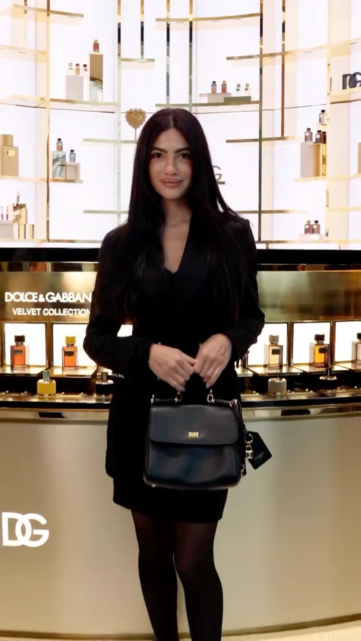 دلّلي إطلالتكِ خلال موسم الاحتفالات مع دولتشي آند غابانا!
تجربة فاخرة تجمع بين العطور الأيقونية، المكياج الراقي، ومنتجات العناية بالبشرة في مساحة تُجسد روح العلامة في دبي مول.
ولا تفوّتي فرصة المرور على متجر دولتشي آند غابانا لاختيار لمسات فاخرة تضيف سحر موسم الاحتفالات إلى إطلالتكِ.@dolcegabbana_beauty
#DGBeauty
#DGMakeup