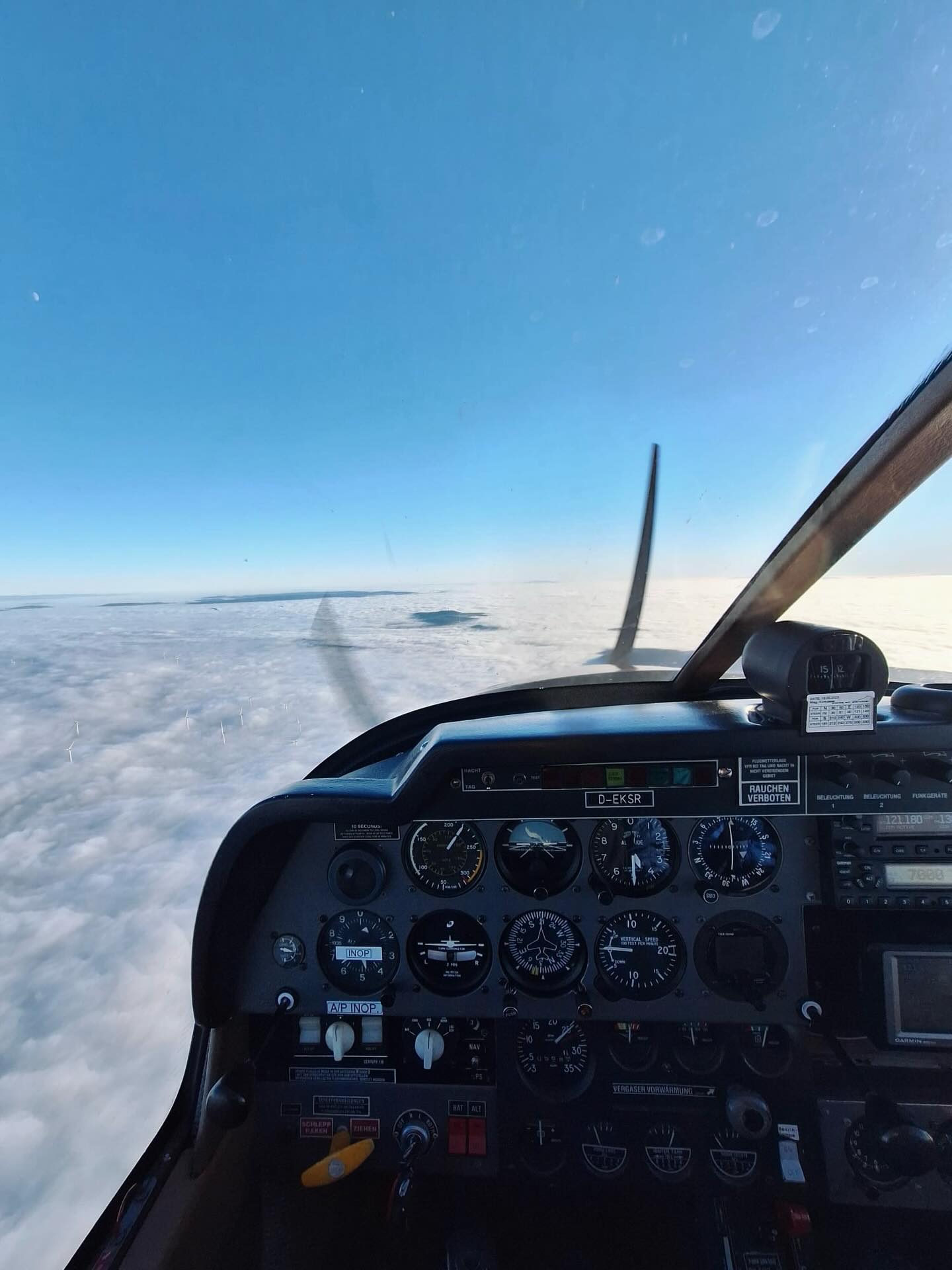 Während sich in den Tälern heute der nasskalte Nebel hartnäckig hielt, konnten wir über den Wolken strahlenden Sonnenschein genießen. Nicht umsonst wird unser Flugplatz häufig auch als „Flugzeugträger“ bezeichnet – bei dieser typisch winterlichen Inversionswetterlage wird schnell klar, warum.😶🌫️
Gerade in diesen Tagen lohnt sich ein Besuch bei uns auf der Hochebene ganz besonders!☀️ Tipp: Auf unserer Webcam könnt ihr jederzeit sehen, wie das Wetter aktuell am Flugplatz ist: https://www.terra-hd.de/mik3/
#weserbergland #badpyrmont #luegde #flugplatz