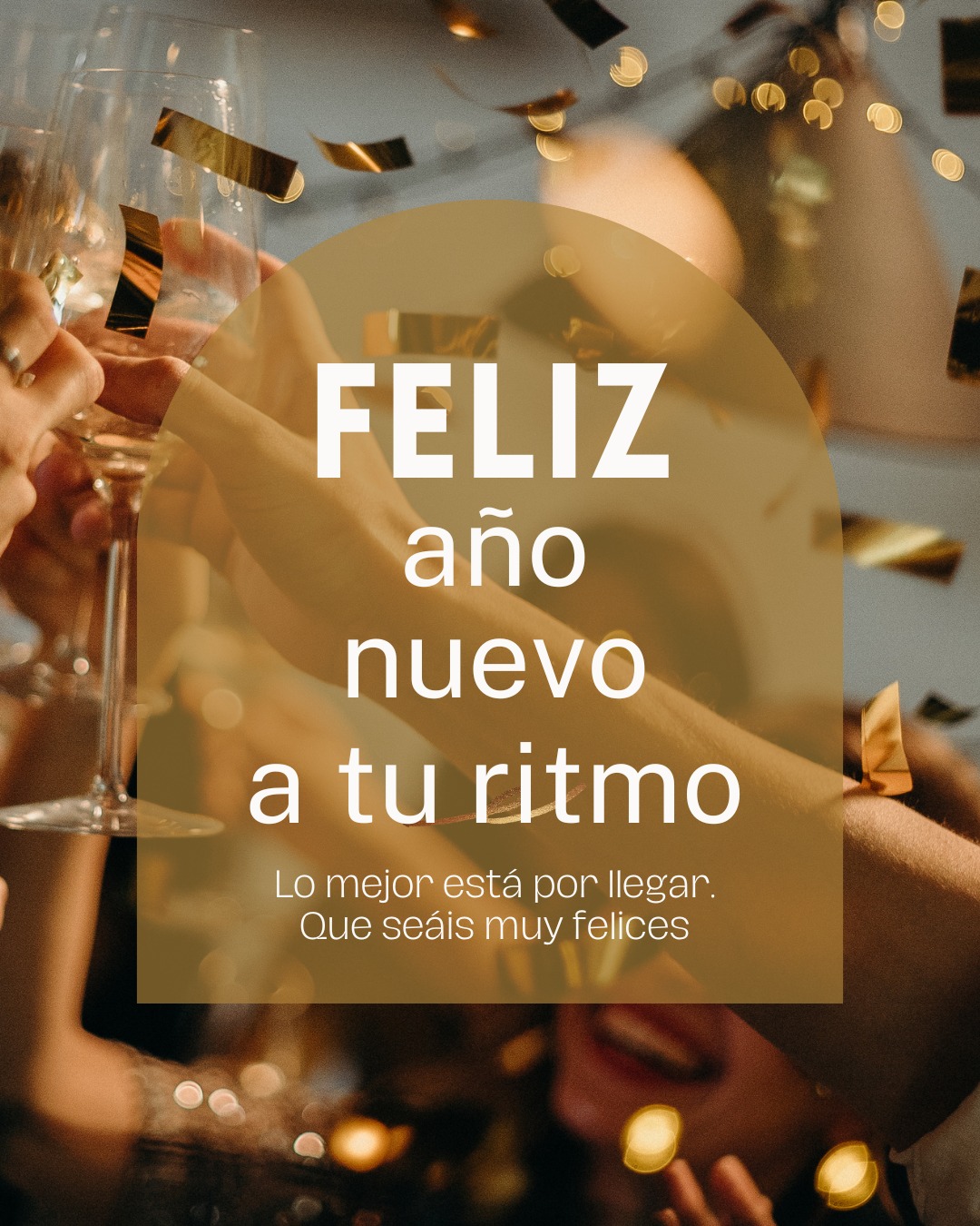 Feliz Año Nuevo a tu ritmo.
No te deseo un año perfecto.
Te deseo un año honesto.
Un año donde puedas escucharte antes de cumplir.
Donde puedas descansar sin culpa.
Donde te atrevas a soltar expectativas ajenas, incluso las que pesan en silencio.
Un año donde lo importante seas tú: tu paz, tu energía, tu salud mental.
Gracias por estar aquí en 2025, por cada lectura, cada mensaje y cada paso que has dado hacia cuidarte.
De verdad: gracias por permitirme acompañarte.
✨ ¿Qué deseas para tu salud mental en 2026?
Te leo.
#saludmental #psicologia #bienestaremocional #autocuidado #terapia #duelo #limites #navidad #familia #fiestas #emociones #ansiedad #psicologa #crecimientopersonal #gestionemocional #vidasana #nuevoyear #felizañonuevo