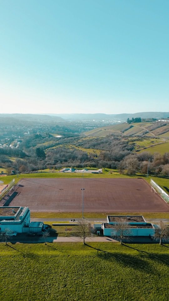 Hartplatz, Aussicht, Heimat: FSV Trier-Kürenz ??
___________
#home #reelitfeelit #panorama #trier #drone