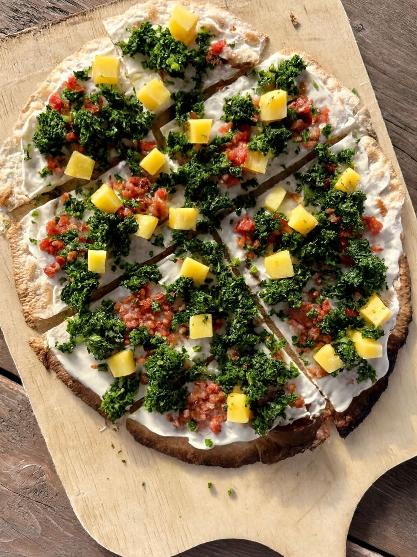 🔥 Flammkuchen des Monats – Veganuary Edition 🌱
Deftig, herzhaft, komplett vegan:
Knuspriger Flammkuchen mit Kartoffeln, Grünkohl & veganem Speck.
So schmeckt Veganuary bei uns! 💚