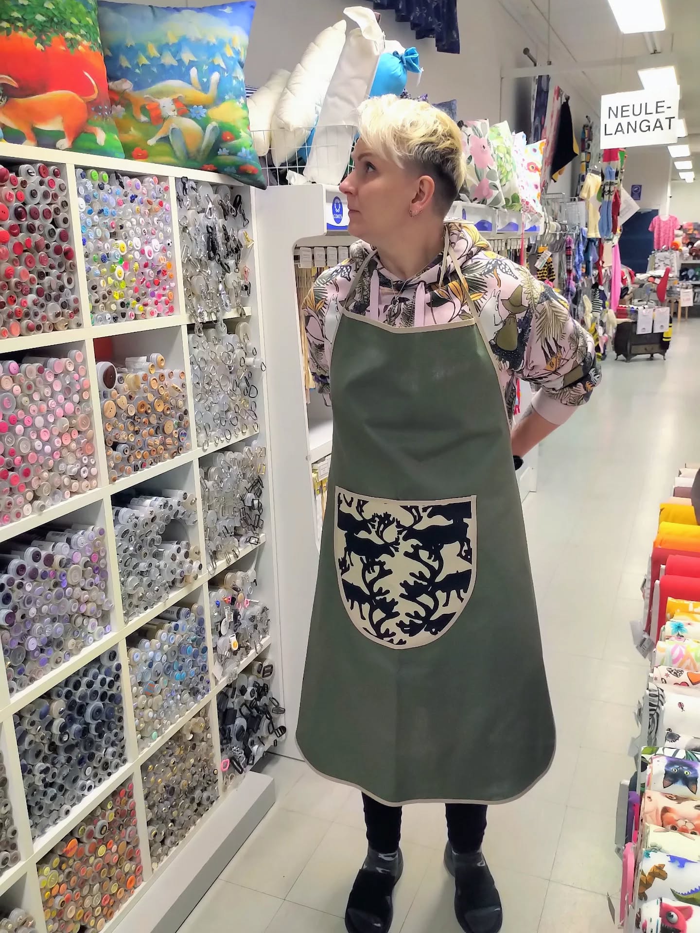 Ommeltiin joulukuussa mei asiakkaalle tällänen reilu ja pitkä essu.
Materiaalina käytimme puuvillaista, tukevaa canvas kangasta ja isoon taskuun yksityiskohtana poro sisustuskangasta.
Reunoihin ommeltiin vinonauhaa joista sitten samalla muodostui kaulalle lenkki ja essulle sidontanauhat taakse.
Hyvä tuli ?
#ompelupalvelu
#ompelutyö
#essu
#miestenessu
#karjalankangasjaompelukone