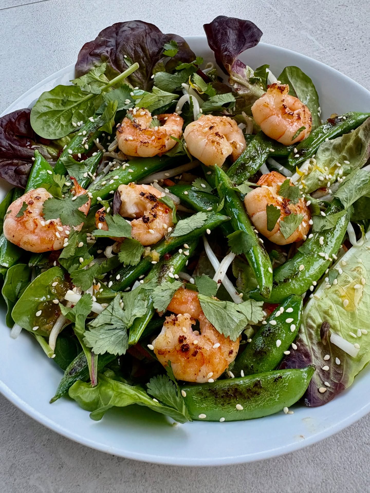I had a handful of king prawns, half a bag of sugar snap peas and some beansprouts left in the fridge from making a stir fry. Sautéed the sugar snaps and king prawns and then served with the beansprouts on some salad leaves. Sprinkled with toasted sesame seeds and served with a dressing of sweet chilli sauce, fish sauce and Chinese rice vinegar. Worked really well!
@squidbrandglobal - fish sauce
@bluedragonuk - sweet chilli sauce
#kingprawns #asianfood #wintersalads