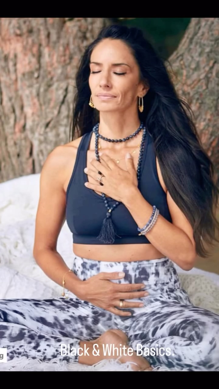 Schwarz & Weiß.
Für Yoga. Für Alltag. Für dich. Unsere Basics sind Begleiterinnen – keine Trends. #kismetbasics #blackandwhite #fromwomenforwomen