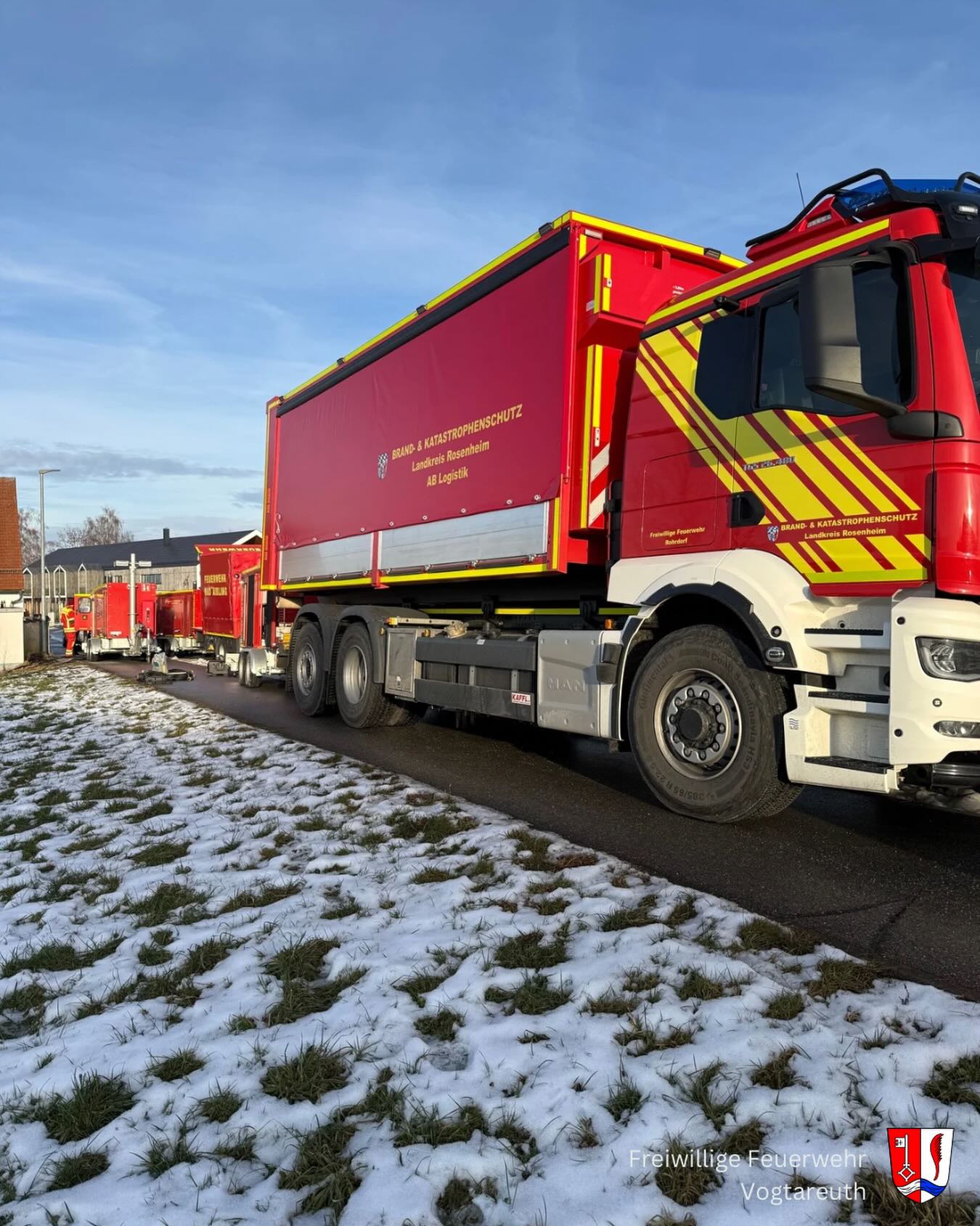 ?? Ausbildungsveranstaltung Notstromversorgung in Vogtareuth
Heute fand in Vogtareuth eine Ausbildungsveranstaltung für Feuerwehren statt, die mit den vom Landkreis beschafften Notstromaggregaten betraut sind.
Im Fokus stand das realitätsnahe Üben der Einspeisung im Ernstfall.
Aufgrund der im Ortsgebiet vorhandenen Trafostation mit Einspeisemöglichkeit bot Vogtareuth ideale Voraussetzungen, um diesen Einsatzfall praxisnah zu trainieren. Ziel war es, Abläufe zu festigen und die Zusammenarbeit der beteiligten Kräfte weiter zu stärken.
Die Freiwillige Feuerwehr Vogtareuth stellte für die teilnehmenden Einsatzkräfte ihr Feuerwehrhaus als Unterkunft und organisatorische Basis zur Verfügung.
Ein wichtiger Beitrag zur Sicherstellung der Energieversorgung und zur Stärkung der Einsatzbereitschaft im Katastrophenfall. ?⚡
@feuerwehr_schonstett
@feuerwehr_rohrdorf
@feuerwehrbadaibling
@landkreis_rosenheim
#feuerwehr #vogtareuth #ausbildung #ehrenamt #wirfürvogtareuth