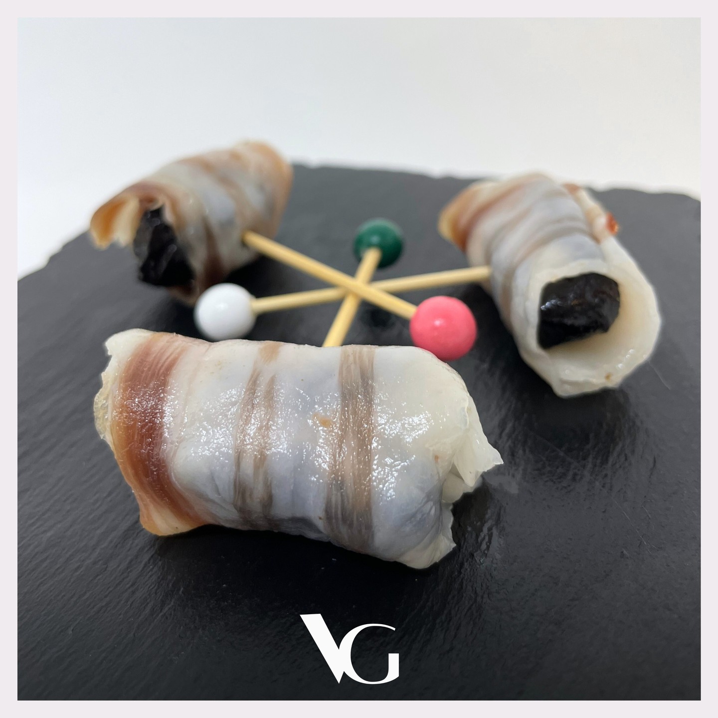 ¿Quieres impresionar a tus invitados con deliciosos entrantes artesanales?
Si te gusta disfrutar de una comida llena de sabores, con nuestros pequeños bocados, ninguno de tus invitados quedará indiferente.
Amamos lo que hacemos
www.cateringvelgar.es
holavelgar@gmail.com
(+34) 625 982 470
VELGAR Catering & Events ®
© Copyright todos los derechos reservados