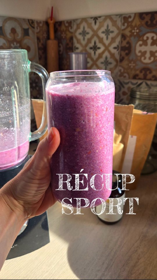 Smoothie ultra rapide post sport.
Des fruits frais, avec amandes, whey top qualité et créatine de @nutripurefr et poudre de myrtilles sauvages de chez @sundaynatural_france.
Bon appétit et bon sport ??
#naturopathie #sport #nutrition #santé