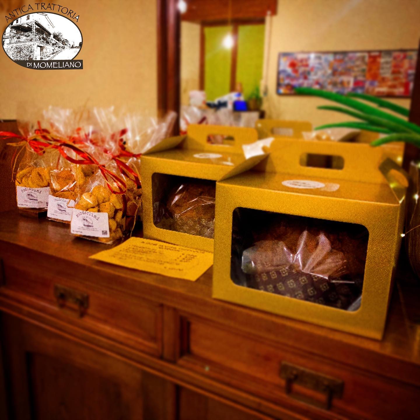 Alcune idee di nostra produzione …. #anticatrattoriadimomeliano #natale2021 #Panettoneartigianale #madeinitaly #panettones #foodphotography #dolci #italy #merrychristmas #pasticceriaartigianale #lievitazionenaturale #foodporn #natale #panettoneartigianale #panettone #food #christmas #panettoni #pasticceriaitaliana #instafood