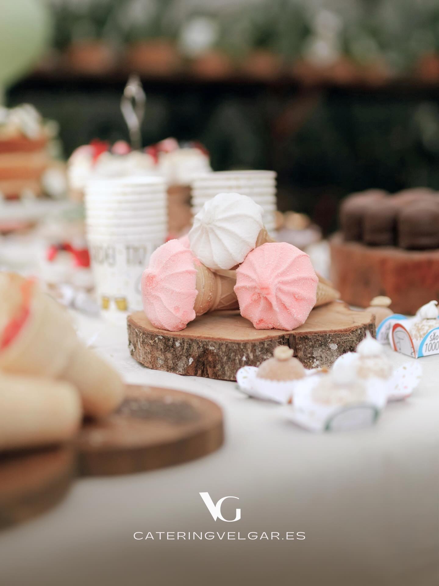 Cada detalle importa… y en nuestras mesas dulces todo está pensado para sorprender. Macarons delicados, tartas irresistibles y pequeños bocados que convierten cada evento en un recuerdo inolvidable.
Perfectas para bodas, comuniones o celebraciones especiales, donde el sabor, la estética y el mimo se unen en una experiencia única.
Amamos lo que hacemos
? www.cateringvelgar.es
? holavelgar@gmail.com
? (+34) 625 982 470
VELGAR Catering & Events ®
© Copyright todos los derechos reservados