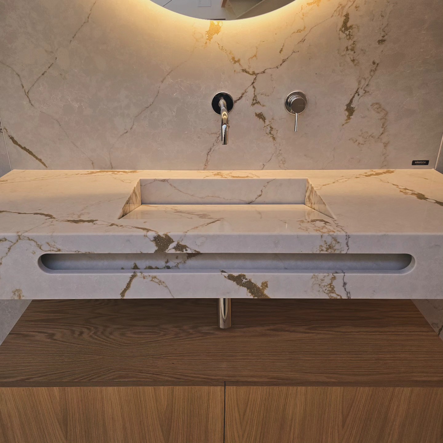 VERSAILLES OAK ?
Hoje apresentamos uma novidade da nossa exposição, a solução ideal para a sua casa de banho de sonho !
Gostavam de ver ao vivo e experienciar o toque de glamour deste lavatorio?
Visitem nos!
#versailles
#oak
#silestone
#cosentino
#decor
#design
#glamour
#premium