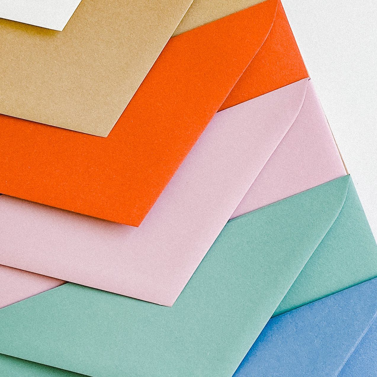 La gama Rustic Cotton os suele encantar ? Y no es para menos, porque su textura y sus colores son espectaculares ♥️ ¿Todavía no los conoces? Tienes 9 colores disponibles en nuestra web ?
#sobres #envelope #invitacionesdeboda #boda #bodas2021 #bodas2022 #novios #amor #love #sobrespersonalizados #sobresforrados #bodasconencanto #colores #rustic #tiendaonline