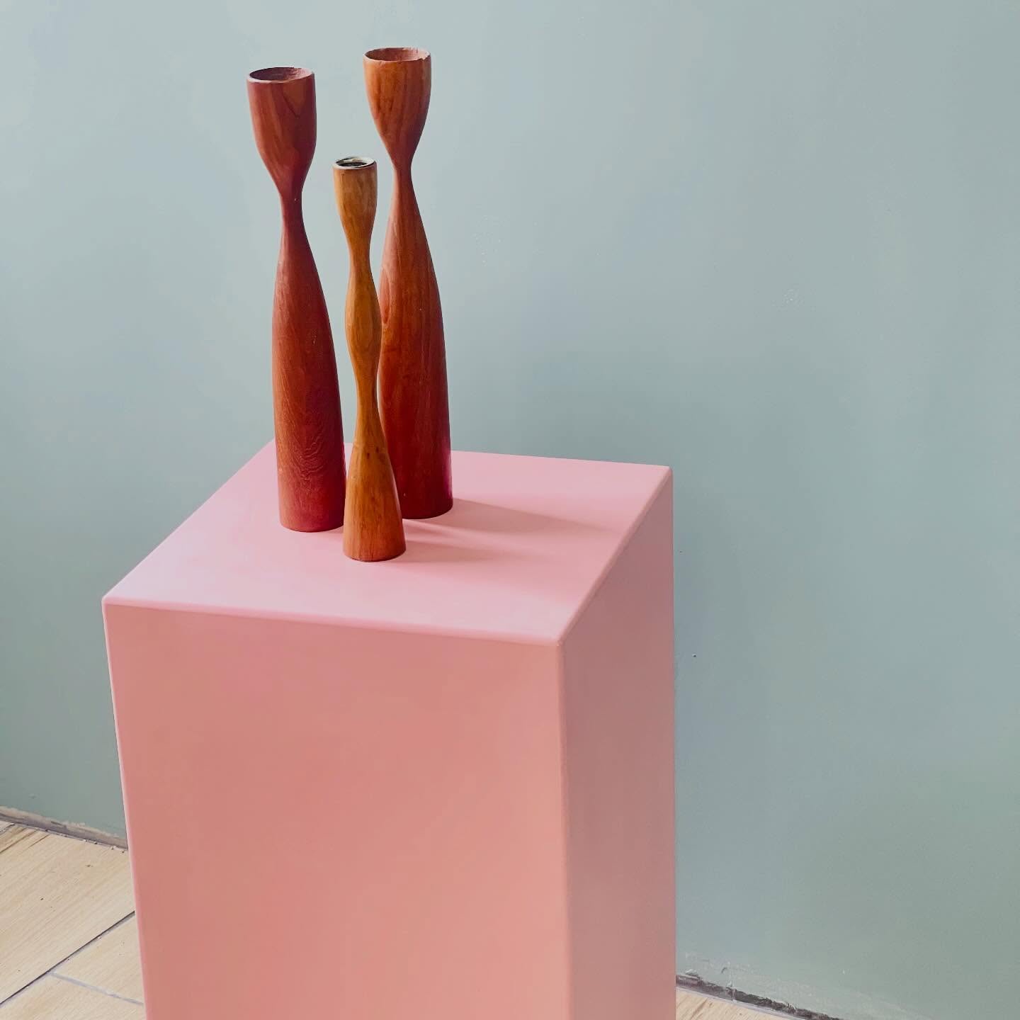 Un podium rose tout en douceur ?
Ancien élément de décor de tournage, en bois peint, marqué par une patine légère qui lui donne du relief et du vécu.
À imaginer en socle, table d’appoint ou simple pièce forte dans un intérieur singulier.
Un objet de décor devenu objet de vie.
? Décor de tournage
? Bois peint, patine d’usage
#podiumdecoratif #decortournage #boispeint #objetcinema #mobilierunique rosepoudre scenographie brocantechic interieurcreatif labrocbacott