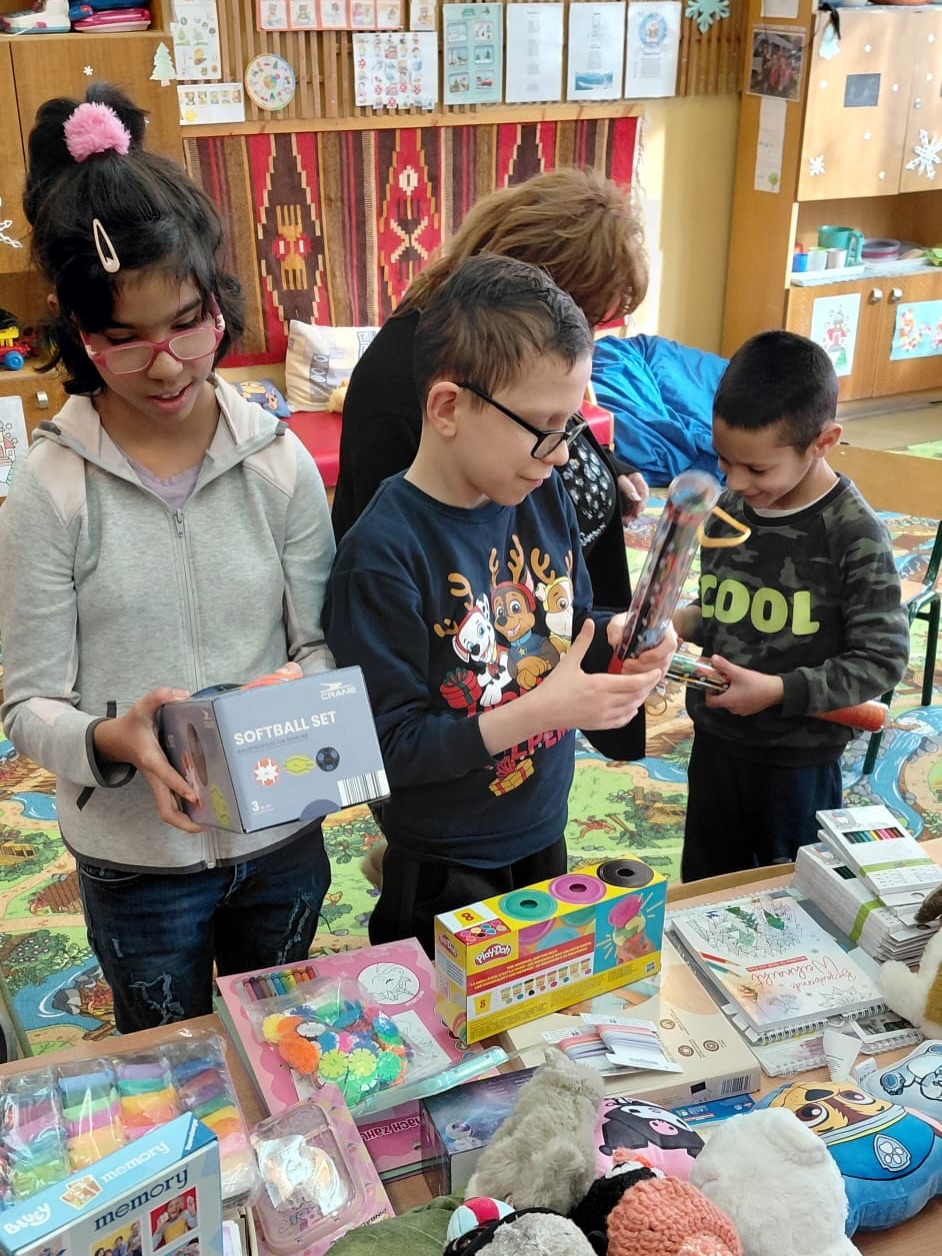 Liebe Wildies, heute haben wir das Heim für schwerbehinderte Kinder nahe Gyöngyös besucht. Zu sehen, wie sehr sich die Kinder über die Geschenke aus Deutschland und Ungarn gefreut haben, war unglaublich berührend 💙 Danke an jede einzelne Person, die dazu beigetragen hat – ihr habt Herzen glücklich gemacht! 💙
Dear Wildies, today we visited the home for severely disabled children near Gyöngyös. Seeing how happy the children were about the gifts from Germany and Hungary was incredibly touching 💙 Thank you to every single person who contributed – you truly made hearts happy! 💙
Kedves Wildies! Ma meglátogattuk a Gyöngyös közelében található, súlyosan sérült gyermekek otthonát. Hihetetlenül megható volt látni, mennyire örültek a gyerekek a Németországból és Magyarországról érkezett ajándékoknak 💙 Köszönjük minden egyes embernek, aki hozzájárult ehhez – ti igazán boldoggá tettétek a szíveket! 💙
#spende #donation #happy #wild
#hungary germany