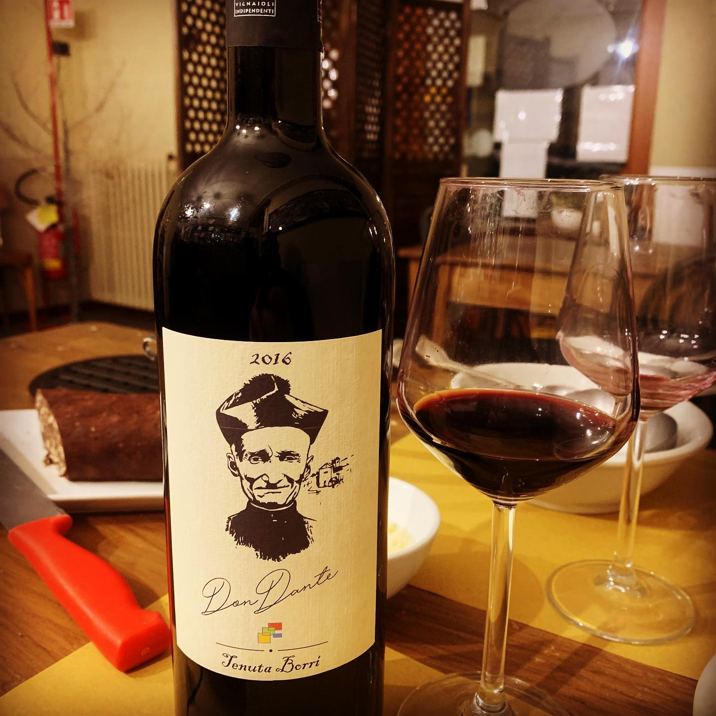 In carta come novità .. Don Dante Tenuta Borri Di colore rosso porpora, in dipendenza
dell’annata di produzione va dai 14%
ai 15% vol. alcolico, con gli aromi di polpa
di frutti rossi, confettura di marasche,
caldo, rotondo, corposo, speziato,
si accompagna con formaggi e carni. @tenuta_borri #anticatrattoriadimomeliano #tenutaborri #ervi #vignetoervi #fivi #vinidivignaioli #vinidiqualità #vinirossi