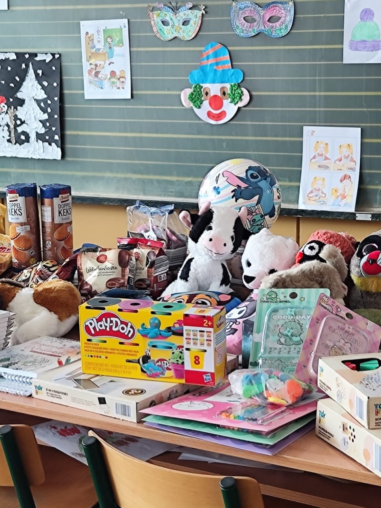 Liebe Wildies, heute haben wir das Heim für schwerbehinderte Kinder nahe Gyöngyös besucht. Zu sehen, wie sehr sich die Kinder über die Geschenke aus Deutschland und Ungarn gefreut haben, war unglaublich berührend 💙 Danke an jede einzelne Person, die dazu beigetragen hat – ihr habt Herzen glücklich gemacht! 💙
Dear Wildies, today we visited the home for severely disabled children near Gyöngyös. Seeing how happy the children were about the gifts from Germany and Hungary was incredibly touching 💙 Thank you to every single person who contributed – you truly made hearts happy! 💙
Kedves Wildies! Ma meglátogattuk a Gyöngyös közelében található, súlyosan sérült gyermekek otthonát. Hihetetlenül megható volt látni, mennyire örültek a gyerekek a Németországból és Magyarországról érkezett ajándékoknak 💙 Köszönjük minden egyes embernek, aki hozzájárult ehhez – ti igazán boldoggá tettétek a szíveket! 💙
#spende #donation #happy #wild
#hungary germany