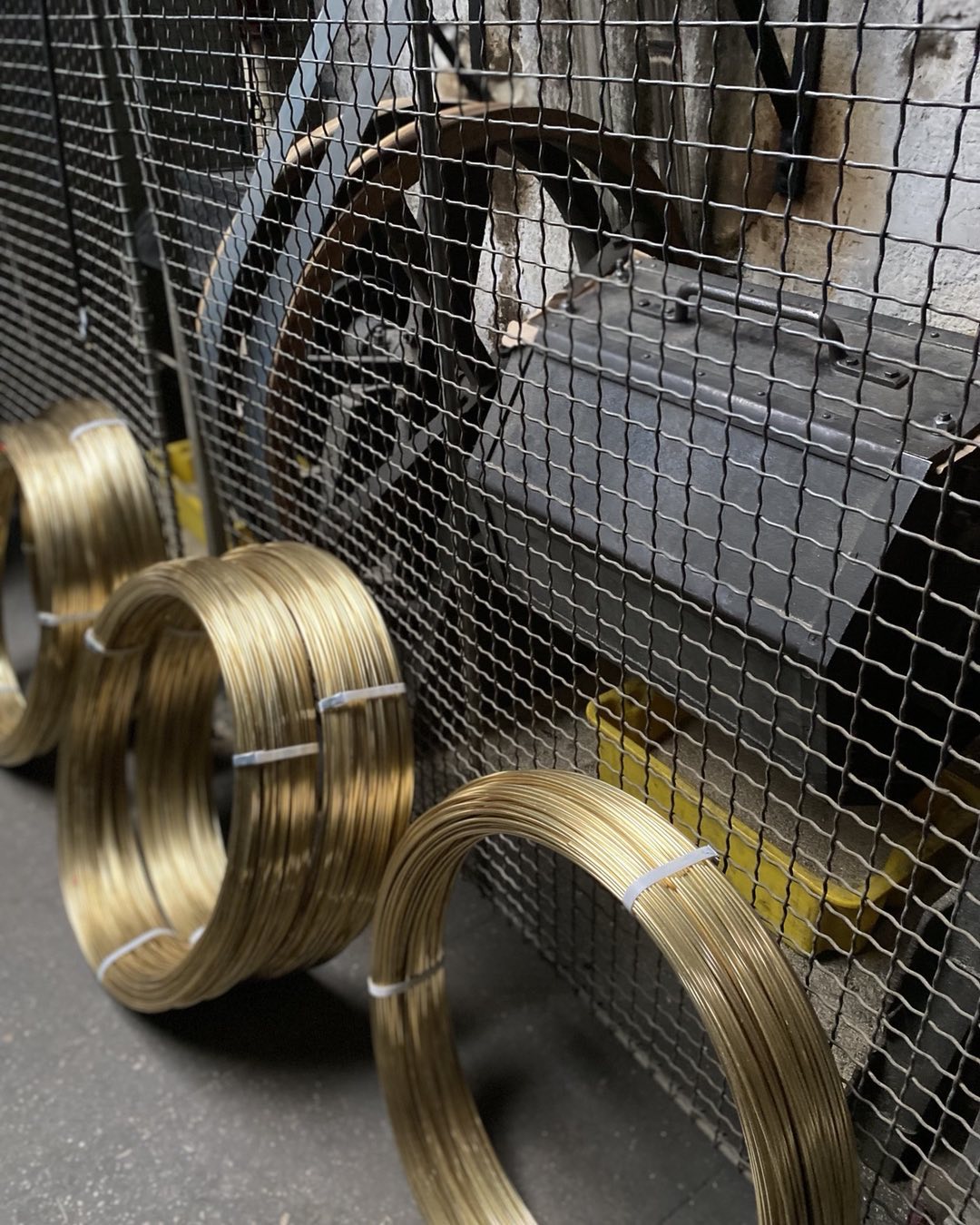 Maison Poursin - Arrivage de matière 1ère - Fil Laiton - garantie de continuité des fabrications dans nos ateliers #Laiton #passionLaiton #fabriqueaParis #madeinParis #since1830 #quandl’histoireseconjugueaufutur