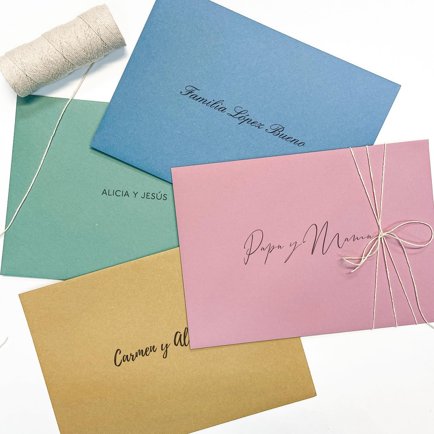 NOVEDAD en la web ♥️ ¿Quieres imprimir el nombre de tus invitados? ☺️ ¡Sin duda es una gran opción! Y te contamos cómo funciona:
Tan sólo nos tienes que adjuntar un listado de nombres (que pueden incluir la dirección) y nosotros haremos el resto ?? Y si no te gusta ninguna de nuestras opciones, puedes escoger la personalizada y adjuntarnos también tu tipografía ¡Así de fácil! ??
#sobres #sobrespersonalizados #impresión #sobresimpresos #invitaciones #invitacionesdeboda #bodas #bodas2021 #bodas2022 #novia #novios #wedding #stationery #love