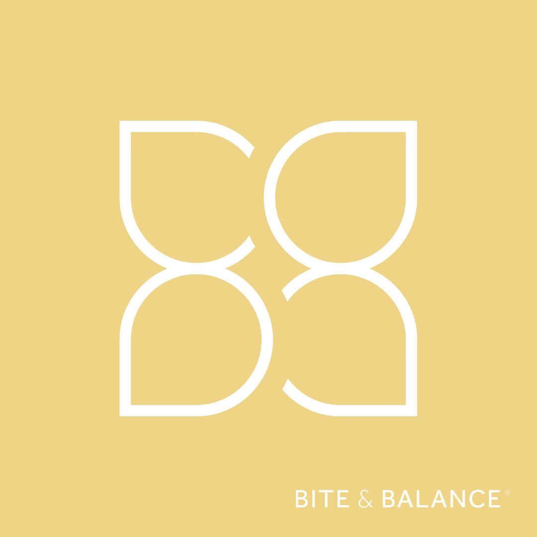 BITE&BALANCE
Mit der Gründung von
Bite & Balance habe ich mir einen Traum erfüllt! Ernährung & Achtsamkeit zu verbinden, steckt in Deutschland noch relativ in den Kinderschuhen. Ich habe mir das Wissen zum Mindful Eating über Ausbildungen aus den USA angeeignet. Dort ist die Bewegung schon viel weiter…wahrscheinlich, weil es dort früher dringender wurde.
Da Ernährung in erster Linie auf emotionalem Weg geschieht, ist eine achtsame Verbindung essenziell! Diese Bindung erfolgt schon sehr früh!
Stell dir zum Beispiel ein kleines Kind vor, dass dir ein Stück Paprika anbietet. Das macht es evolutionär nicht, weil es so nett ist und teilen möchte, sondern weil es dich damit fragt „Ist die Paprika sicher? Darf ich die essen ohne daran zu sterben?“ Lehnst du die Paprika nun ab, weil du wahrscheinlich gerade keine möchtest, ist dies ein Signal für das Kind BESSER NICHT ESSEN.
Das ist nur ein kleines Beispiel, wie Essen unseren weiteren Umgang mit Ernährung prägen kann.
Um da wieder Ordnung rein zu bringen, gibt es unterschiedliche Achtsamkeitsübungen bezogen auf die Ernährung und den Umgang mit Essen.
#biteandbalance #buonappetito? #mindfuleating #achtsamkeit #erlebnis #essenmachtglücklich #gesundheitstipps #gesundheitistalles #ernährungsberatung #ernährungsberaterin