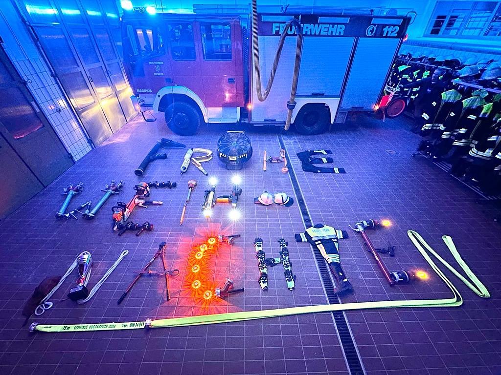 Die Feuerwehr Vogtareuth wünscht allen Frohe, Besinnliche & Brandfreie Weihnachten?✨
Natürlich san wir trotzdem 24/7 einsatzbereit!??
#feuerwehr #feuerwehrvogtareuth #weihnachten #froheweihnachten #einsatzbereit #eherenamt #bestertsmaschinist