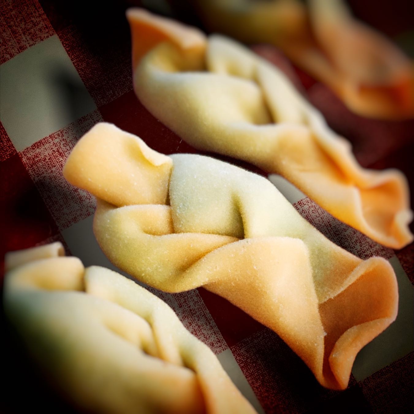 “Adess la gint i’en con la bucca pösè strëtta
Lärga sö par zu cme la baslëtta
Inveci prima cme bucca i stävan mei
I gävan tütt la bucca da turtei”
Passi di
La cucina piacentina
#anticatrattoriadimomeliano #cucinapiacentina #tortelliconlacoda #tortellipiacentini #cenaitaliana #italia #italy #ristoranteitaliano #vivopiacenza #cena #pranzo #cucinapiacentina #piacenza #italianfood #food #emiliaromagna #pastafresca #foodstagram #foodphotography #pastaitaliana #pastafattaamano