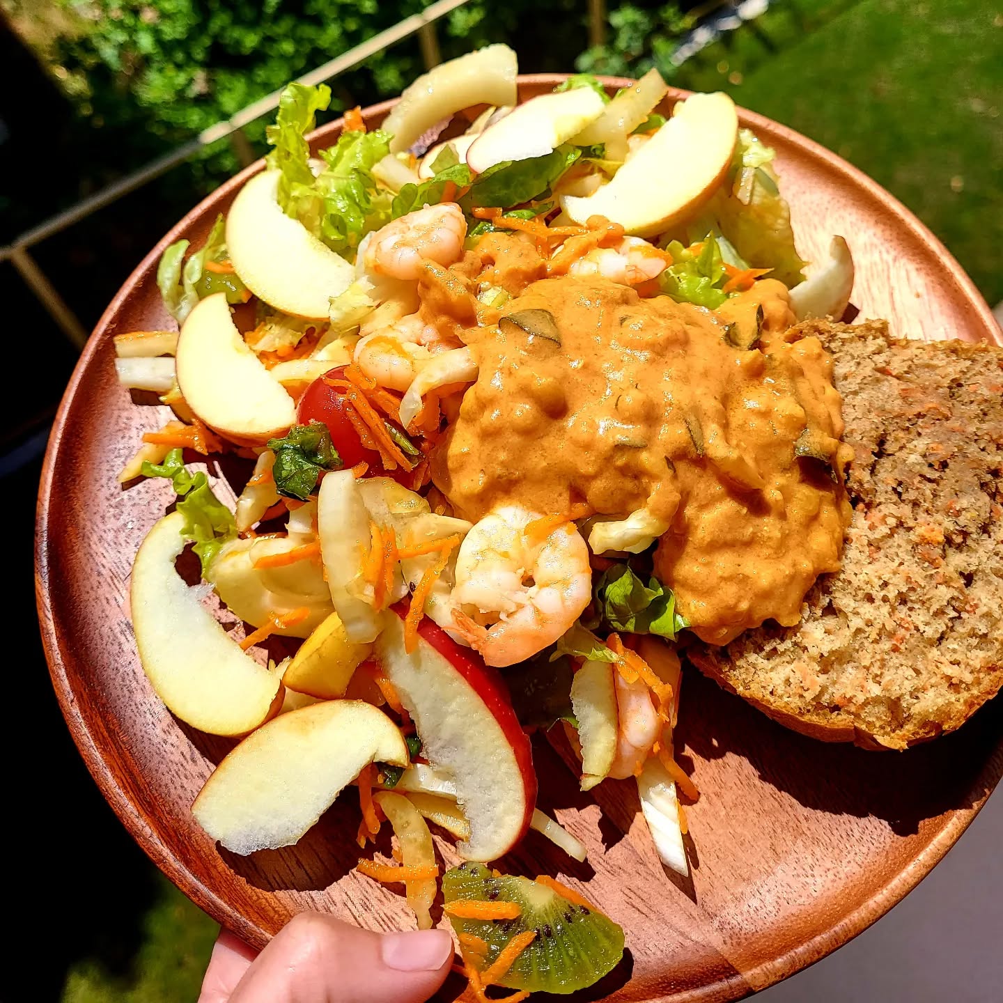Salade de midi au travail. Combiner et sublimer les restes ?
Salade mélangée, fenouil, pomme, kiwi, carottes, tomates cerises, crevettes. Dhal et cake.
??
Belle journée ??
#salade #cuisinerapide #equilibre #couleurs #cuisinecoloree #naturopathie #naturopathe #recettesimple #repas #soleil #peace