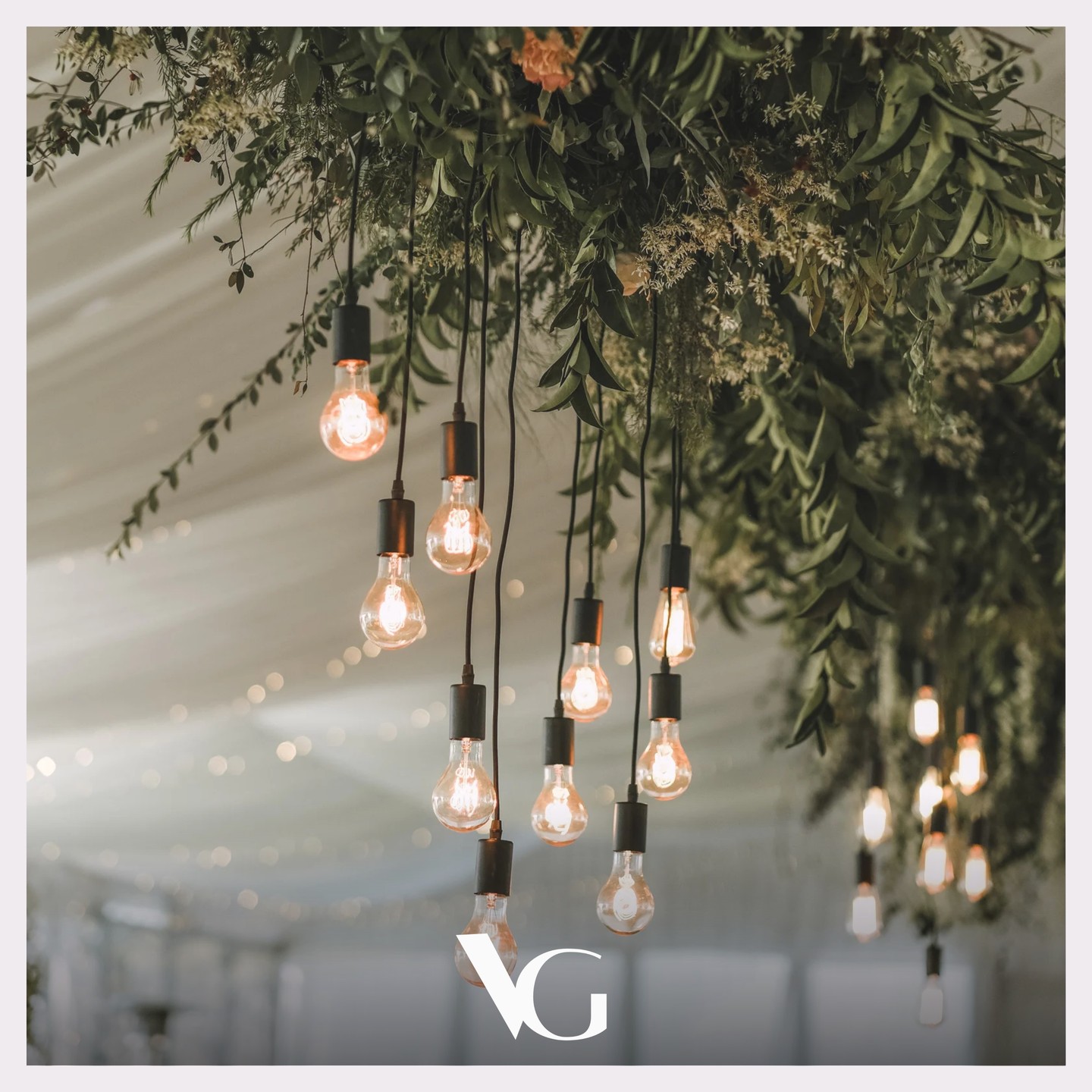 Realizar un evento de calidad y que sea recordado por todos los invitados requiere de diversos factores y, uno de los más importantes es LA ILUMINACIÓN.
En la decoración de eventos, esto puede cambiar por completo la percepción de la celebración, generando distintas sensaciones en los invitados y creando un ambiente acorde a la temática del evento.
Amamos lo que hacemos
www.cateringvelgar.es
holavelgar@gmail.com
(+34) 625 982 470
VELGAR Catering & Events ®
© Copyright todos los derechos reservados