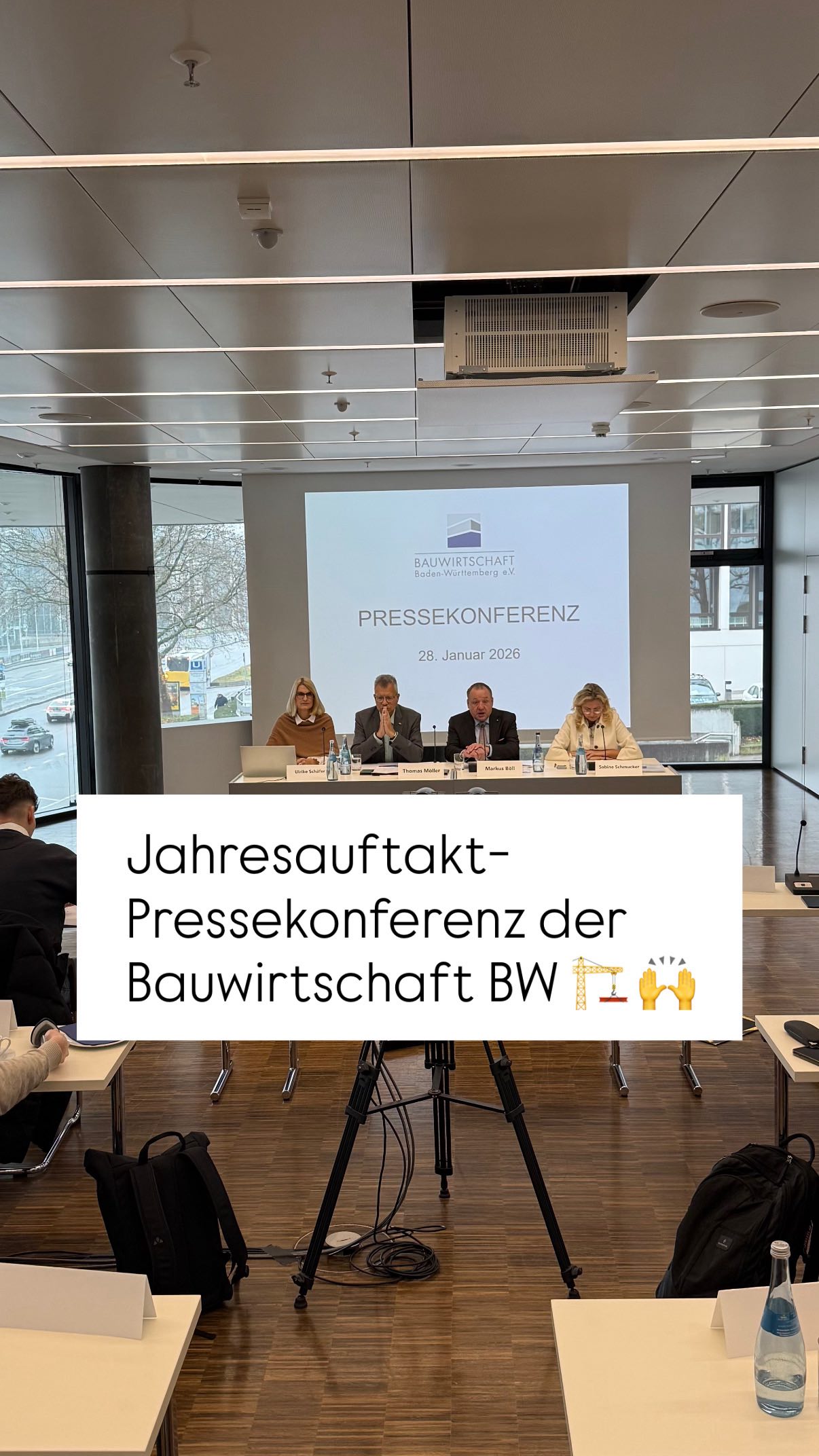 Pressekonferenz zum Jahresauftakt der #BauwirtschaftBW 🏗️🙌
Viele Themen, Zahlen und Fragen wurden heute in #Stuttgart besprochen. 2026 erwartet die #Bauwirtschaft
📈ein Umsatzwachstum in Höhe von 4,1 Prozent
📉einen weiteren Rückgang bei den Fertigstellungen von Wohnungen
💰Mehr Fördermittel für die #Infrastruktur
🏎️Schnellere Verfahren, weniger Bürokratie und schlankere Prozesse
#Pressekonferenz #BadenWürttemberg #Bauen #Bau #Sondervermögen #2026