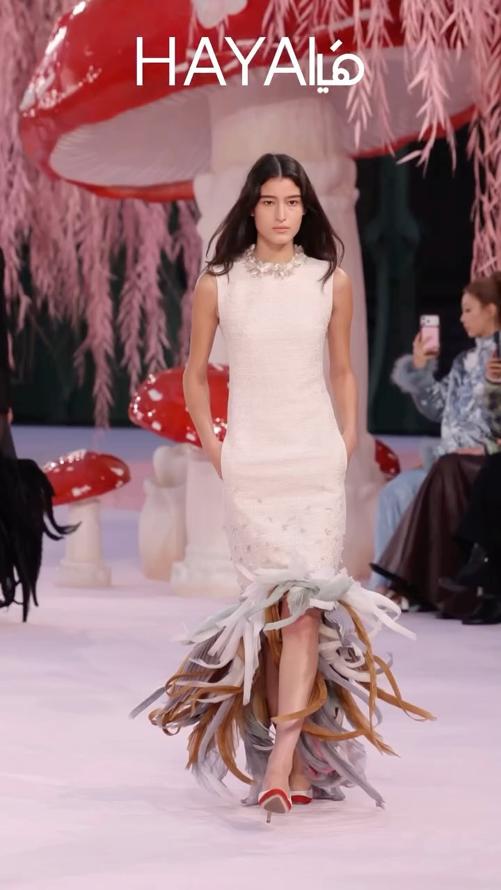  𝐌𝐚𝐭𝐭𝐡𝐢𝐞𝐮 𝐁𝐥𝐚𝐳𝐲 𝐎𝐩𝐞𝐧𝐬 𝐃𝐚𝐲 2 𝐨𝐟 𝐏𝐚𝐫𝐢𝐬 𝐇𝐚𝐮𝐭𝐞 𝐂𝐨𝐮𝐭𝐮𝐫𝐞 𝐖𝐞𝐞𝐤!
بدأنا اليوم الثاني مع عرض شانيل وماثيو بلازي لمجموعة ربيع وصيف 2026، ضمن أسبوع الأزياء الراقية في باريس. افتتاحية هادئة وشاعرية التقت فيها النعومة بالدقّة، لتقدّم أناقة خالدة بروح معاصرة.Cc: @patricksawaya#HayaMagazine #CHANELHauteCouture #CHANELSho@matthieu_blazyzy