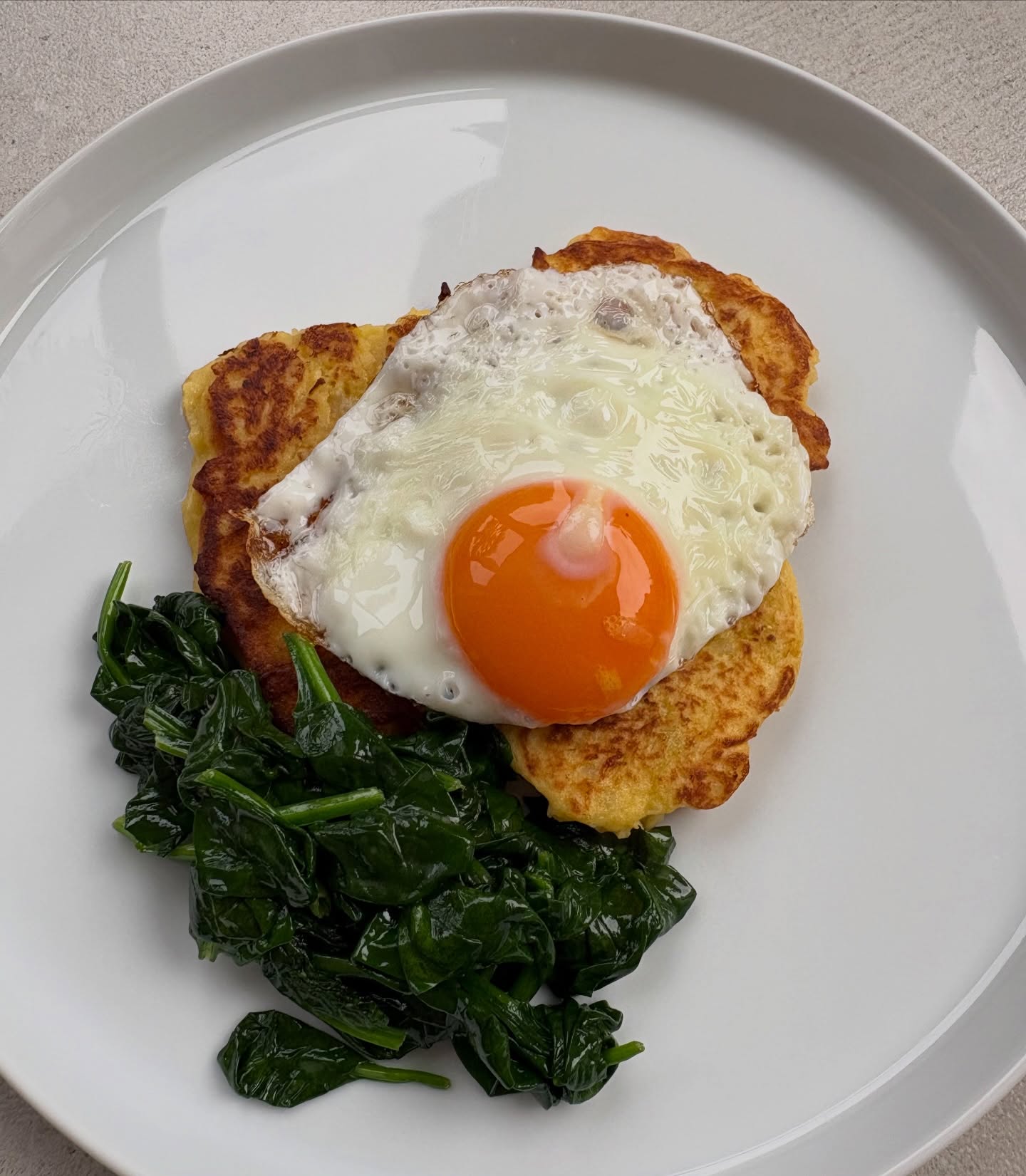I had some mashed potato and a bit of savoy cabbage leftover from Sunday dinner, so decided to make mashed potato cakes. 250g of potato and cabbage, one egg and 2.5 tablespoons of flour. Dropped spoons of the mixture into a frying pan, and squished them into patties. Served them with a badly fried but delicious egg and some wilted spinach. Now need to make sure there’s always leftover mash!
Eggs - @clarence_court
No food waste - @useupwhatyouhavegot
#eggs #lunchideas #mashedpotato