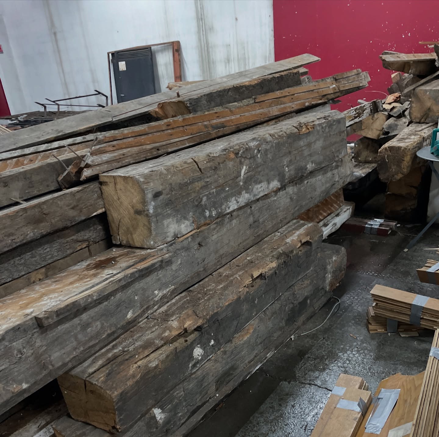 I Projet Victoire I
Création / fabrication sur mesure d’un plateau de table en chêne massif à partir d’une ancienne charpente.
#surmesure #reemploi #ecoconception #table #chêne @tiptoedesign