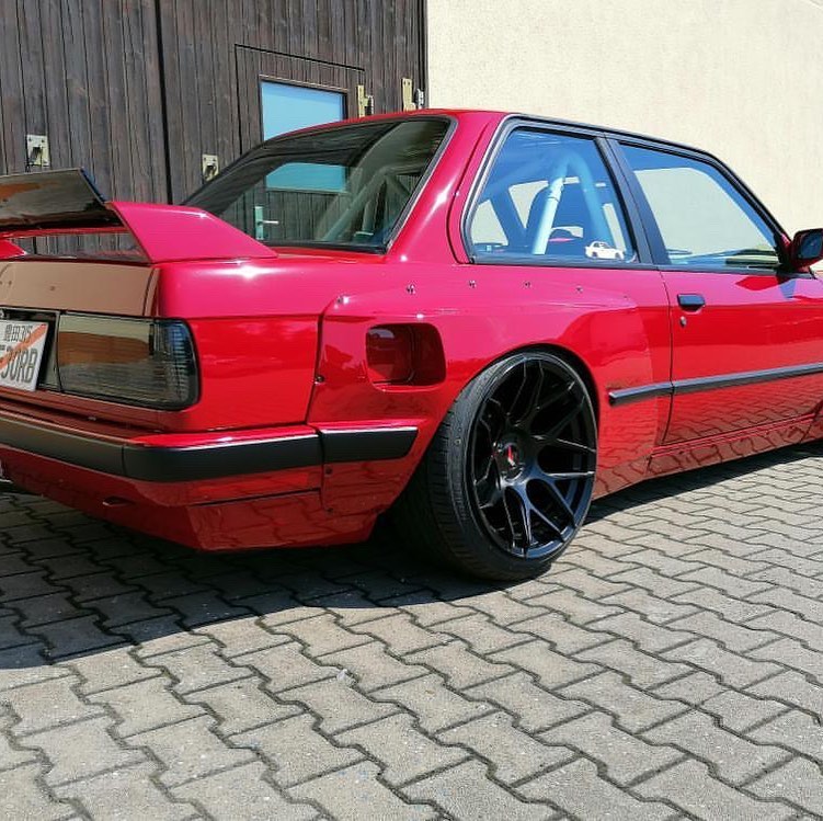 @peerformance_ and his amazing E30 build with our pandem kit.
One of the most beautiful colors ??