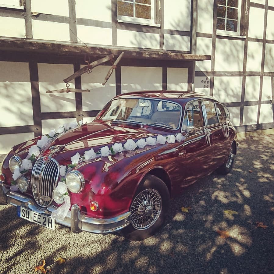 Am Ziel angekommen: Landgasthaus Herrchenbach ??
.
.
#wedding #Troisdorf #Hochzeit #weddinginspo #bride #instawedding #weddingphotography #amazing #bestdayinlife #happy #love #bride #heiraten #mrandmrs #brideandgroom #justmarried #instabride #oldtimer #jaguar #jaguarmk2 #jaguarmkII #jaguarclassic #Hochzeitsauto #Brautauto #weddingcar #beautiful #Bonn #neunkirchenseelscheid #herchenbach