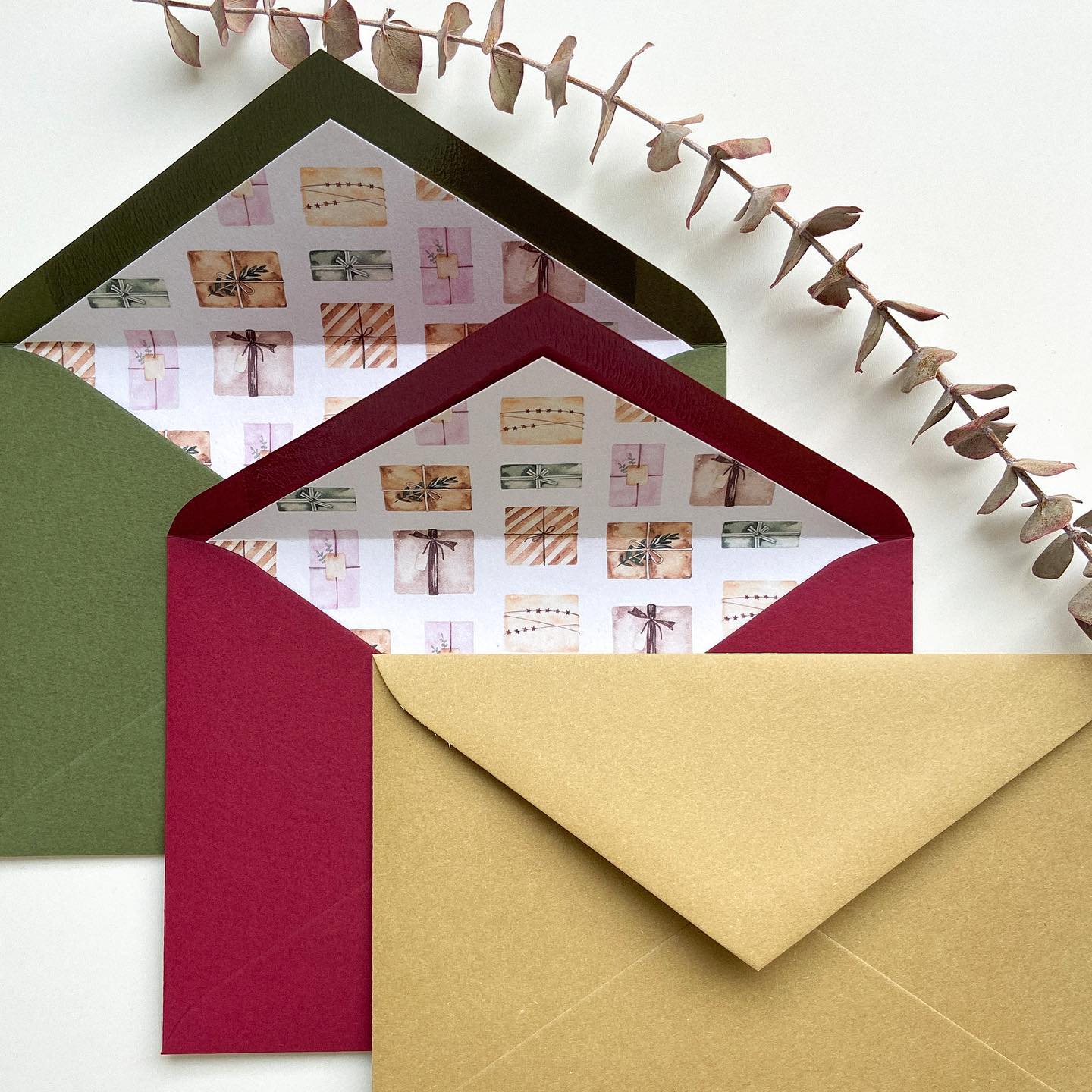 Cada vez queda menos para Navidad ? Y estamos pensando en incluir en la web sobres forrados con estampados navideños ¿Qué os parece la idea? ?
Nuestros sobres forrados están disponibles en muchas medidas, por eso los podemos producir para bodas y para muchas otras ocasiones, como por ejemplo para enviar las postales de Navidad para tus familiares y amigos o incluso para enviar los Christmas corporativos para tu empresa ♥️
#sobres #sobresforrados #navidad #bodas #eventos #papeleriapersonalizada #sobrescorporativos #christmas #envelope #2021 #2022 #boda #empresa