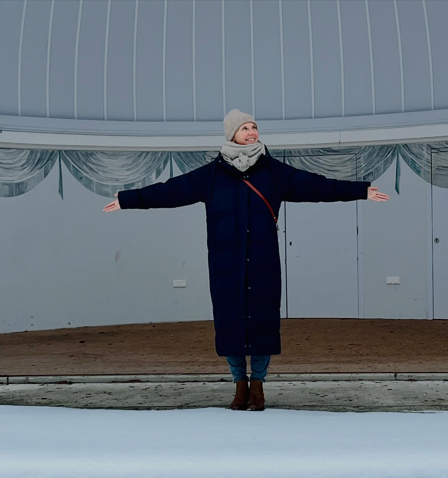 Dieser Retreatauftakt war ganz zauberhaft 💫
Schnee, Stille und ein Park, eingehüllt in Weiß –
ein echtes Winterretreat, das uns eingeladen hat, die Energie dieser Jahreszeit zu nutzen: langsamer werden, nach innen lauschen und uns bewusst neu auszurichten.
Ich bin sehr dankbar für die langjährige Zusammenarbeit mit dem Gräflichen Park { @graeflicherpark }
– diesem besonderen Kraftort –
und für alle Teilnehmenden, die von nah und fern angereist sind,
zum ersten oder wiederholten Mal,
um gemeinsam mit mir in den heilsamen Raum des Yoga einzutauchen ✨
Momente wie diese erinnern mich daran, wie viel Tiefe, Verbindung und Klarheit entstehen kann, wenn wir uns Zeit und Raum schenken.
Die nächsten Retreatwochenenden in 2026 an diesem wunderbaren Ort:
🌿 17.–19. Juli | RESET
🍂 27.–29. November | COMING HOME
Ich freue mich schon jetzt von Herzen darauf 🤍
RETREAT | YOGA | MEDITATION