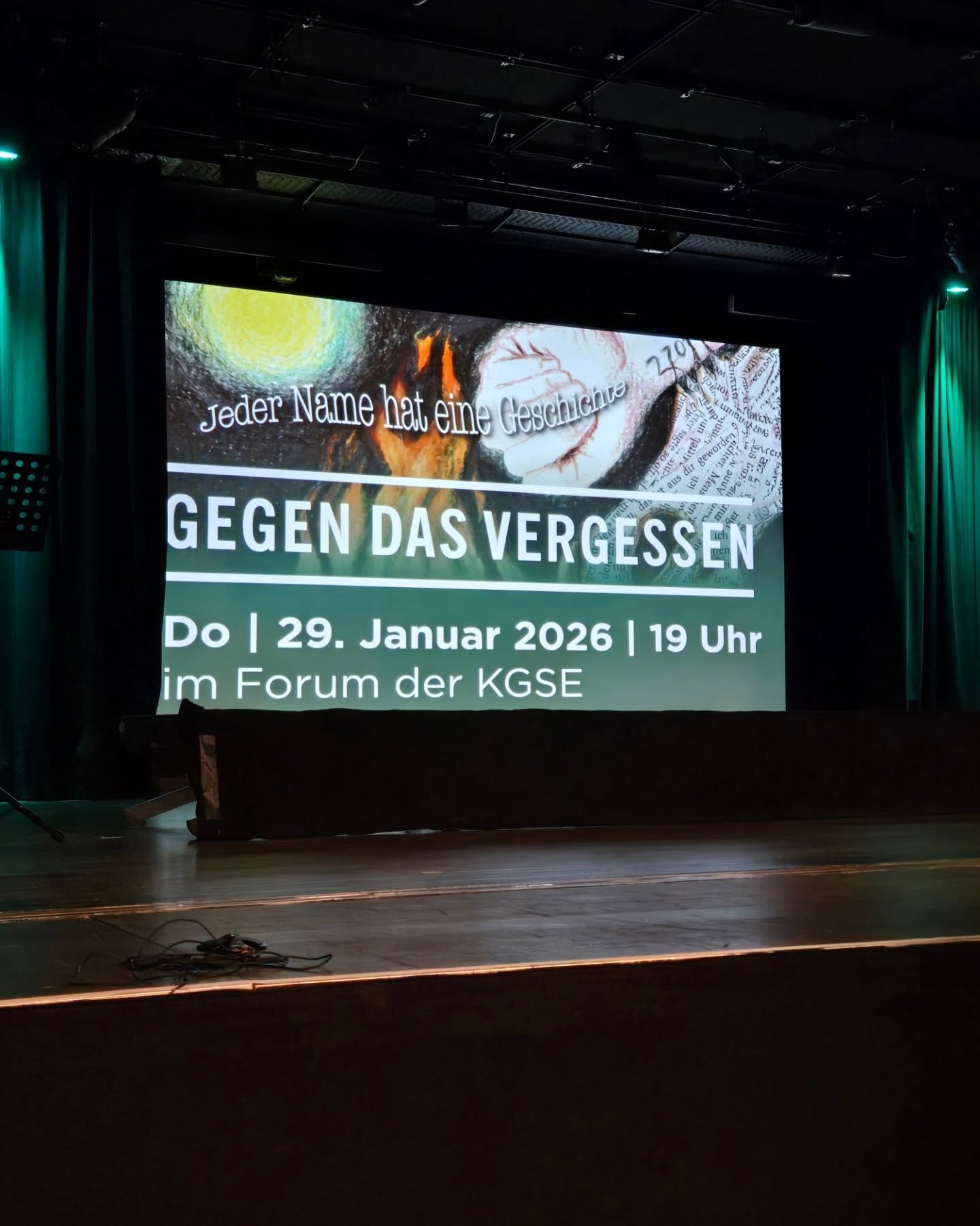 🕯 GEGEN DAS VERGESSEN 🕯
Riesiger Dank an die vielen Schüler*innen aller weiterführenden Schulen in Elmshorn für die zutiefst bewegende und eindrückliche Gedenkveranstaltung.
Es wurde auf der Bühne gesagt: "Gegen das Vergessen" bedeutet auch "Nie wieder". Die Grausamkeiten des Nationalsozialismus dürfen sich niemals wiederholen.
Gerade in Zeiten zunehmenden Rechtsextremismus eine so unfassbar wichtige Botschaft.
#niewieder #weremember #gegendasvergessen #elmshorn