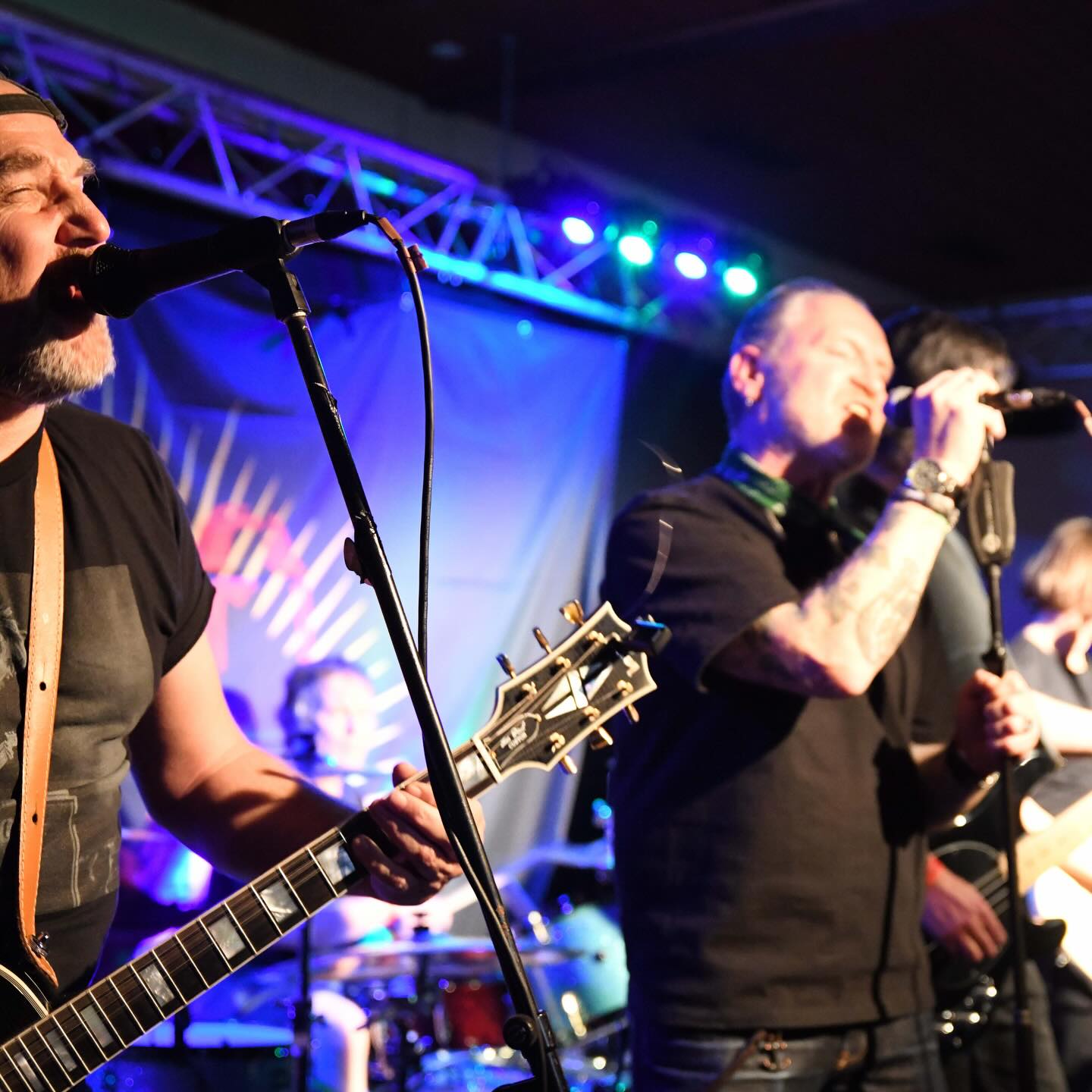 🔥Noisehausen shakes Canada. Danke für ein ausverkauftes Haus, die grandiose Stimmung und die ganz spezielle Energie an diesem Abend! Thank you for the music @ackermanns_blueten , @zach_mathieu und @joeleila.rock 🤘🏻 Thank you for the wonderful drumset @bearcustomdrums ! Thx @geetarboy for the sound! Danke für die wundervolle Zusammenarbeit @canadaweissbraeu 🤝🫶🏻🔥
Pics by @seiler.grafikdesign , @ni_ka0312 ❤️
#noisehausen #canada #live #concert #rock