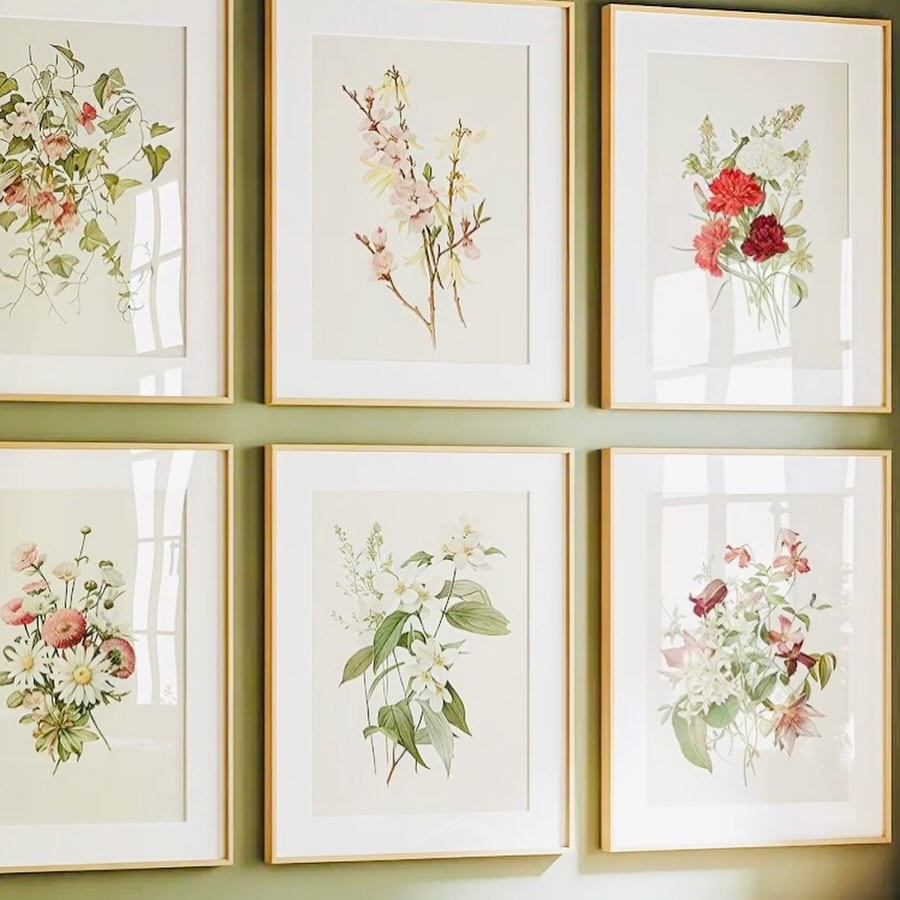 ? Nouveautés en boutique ??????
Les planches botaniques Un jardin pour la peau (Éditions Louis Pariente, 1986) viennent d’arriver à la boutique.
Illustrations en pastel, calligraphies délicates, papier de grande qualité… des pièces à la fois poétiques et intemporelles, prêtes à encadrer.
Je vous partage ici une photo d’inspiration pour imaginer comment les intégrer chez vous : seules au mur, en accumulation, dans une cuisine, une chambre ou un coin lecture… elles apportent immédiatement douceur et caractère.
? Quantités assez limitées, disponibles dès maintenant à la boutique.
?️25€ pièce
À découvrir sur place à Bois-le-Roi.
La Broc Bacott – Mes inspirations, votre intérieur.
planchebotanique #illustrationbotanique #artbotanique #pastelbotanique #artvégétal #illustrationvintage designXXesiècle louispariente unjardinpourlapeau artpapier décointérieure inspirationdéco décomurale murdegallerie cadresvintage intérieurpoétique décosensible décodurable galeriedesign brocantechic labrocbacott boisleroi
