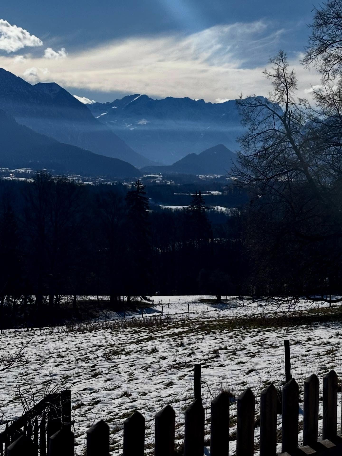 Ein Hauch von Frühling:
Die erste Brotzeit in der wärmenden Mittagssonne beim Anderl vom Berggasthof @bergwirtschaftguglhoer
unweit von Murnau,
unweit vom SCHELLENWIES!
Die Chefin hat wieder köstlich gekocht!
Und dann ne Runde laufen auf der Endmoräne mit Zugspitzblick durch die verschneite Winterlandschaft.
Kann schöner nicht sein, der letzte Tag im ersten Montag des neuen Jahres!
#auszeitinbayern
#brotzeit
#berghütte
#blauesland
#ferienindenbergen