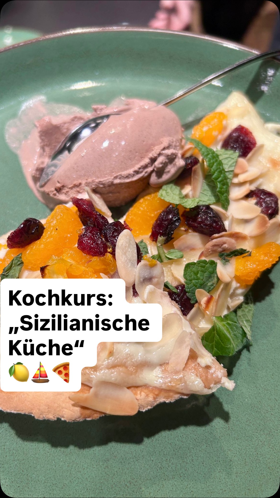 Sonne, Salz und Seele: Sizilianische Küche ?⛵️?
Unser sizilianischer Kochkurs mit Jens fühlte sich weniger nach klassischem Kochunterricht an, sondern vielmehr wie eine kulinarische Reise auf die Sonneninsel. Schon am Nachmittag ging es gedanklich ins Warme – getragen von mediterraner Lebenslust, Zitrusfrische, warmen Aromen und diesem ganz eigenen Mix aus Tradition und Temperament, der Sizilien so besonders macht ?
Klassiker wie Arancini trafen auf überraschende Akzente, Fisch auf Wildkräuter, Süßes auf Bitteres. Kürbis mit Ziegenkäse und Kaffee, Zitrone mit Dattel, Wolfsbarsch mit Ravioli – und zum Abschluss ein Dessert, das noch einmal alles zusammenführte. Bodenständig und kreativ zugleich, genau so, wie sizilianische Küche gedacht ist ???
Was blieb, war ein besonderes Gefühl: Etwas gelernt zu haben, das man nicht nur nachkochen, sondern auch weitertragen kann. Ein Abend, der gezeigt hat, dass Sizilien kein Gericht ist – sondern ein Lebensgefühl! ??
Lust bekommen auf Sonne im Topf?
Alle aktuellen Kochkurse findet ihr auf unserer Website – vielleicht wartet dort schon euer nächstes kulinarisches Traumziel ☀️
?? www.kochschule-sachsen.de
☎️ 037608 28481
✉️ verkauf@kochschule-sachsen.de
#kochschulesachsen #sizilianischeküche #foodofsicilia #kochenmachtglücklich #kochkurs