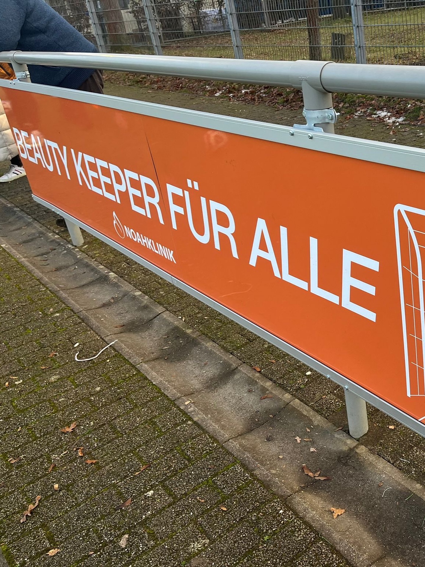 ✨Januar Recap ✨ Zwischen Facelifts und feinen Behandlungen. Zwischen Präzision im OP und Kosmetik, die sich gut anfühlt. Zwischen ehrlichem Feedback, neuen Methoden und einem Blick aus der Praxis ins Schneechaos. Januar. Der Start ins Jahr und schon voller Momente, Begegnungen und Möglichkeiten. Zwischen Team, Vertrauen und Verantwortung. Zwischen Lachen, Alltag und Abschied. Danke für alles, @doc_wahabie 🤍 Und auf das, was vor uns liegt.