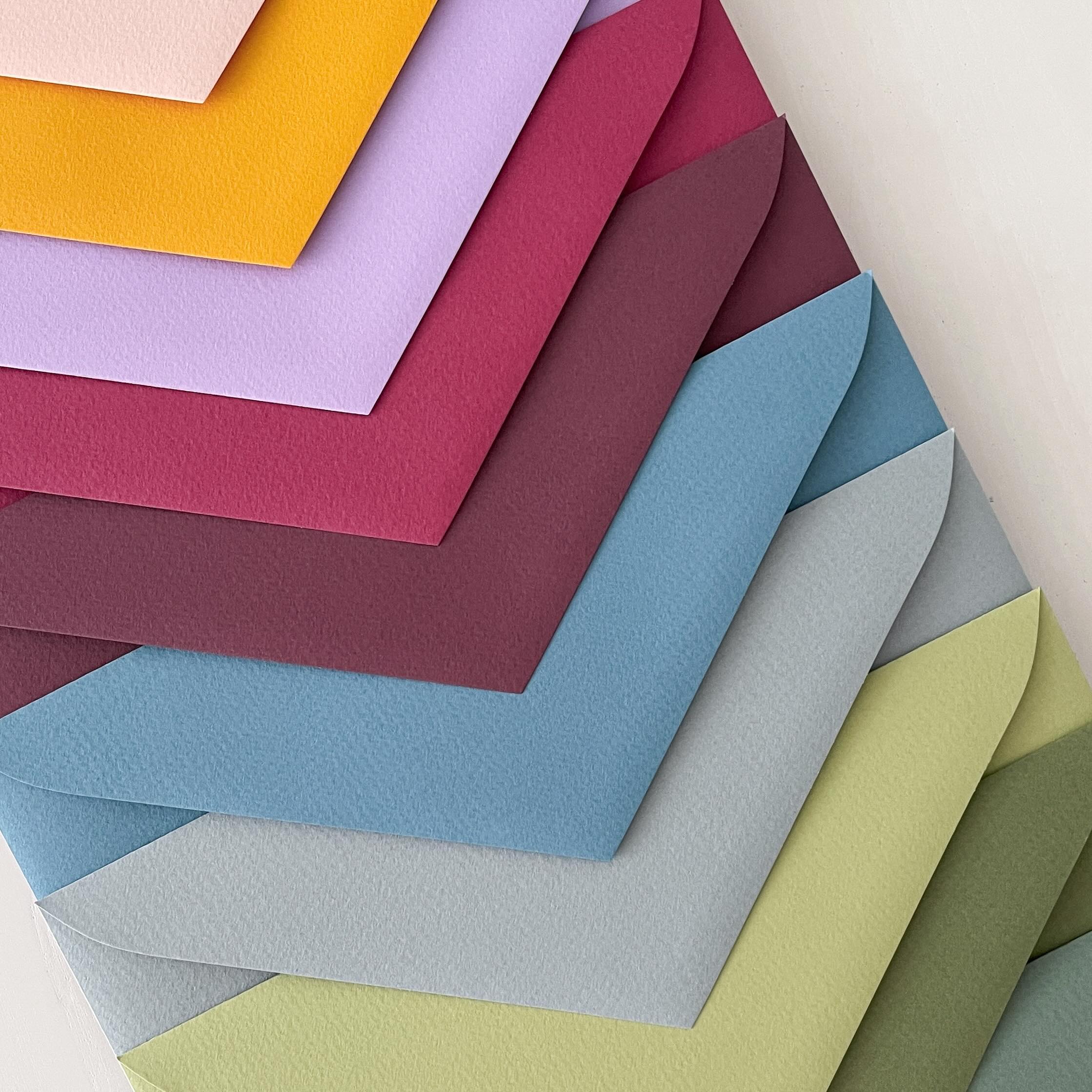 Somos amantes del papel, de sus colores y de sus texturas ? si estás buscando un sobre de calidad para tu evento, no dudes en visitarnos! ?
?: Sobres gofrados en 160gr